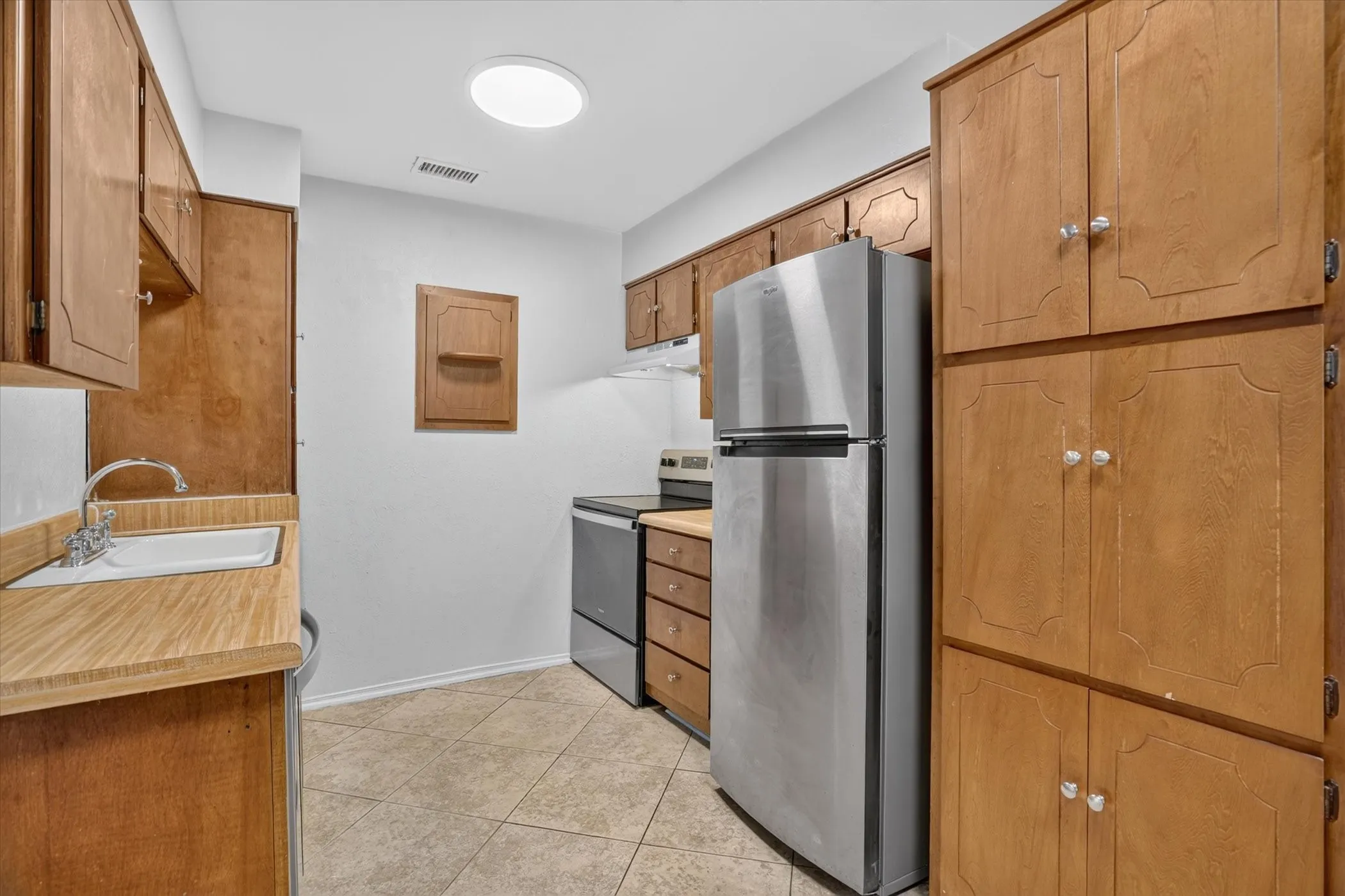 Condominium For Sale in Tarrant County , 4000 Ridglea Country Club Drive 102, Fort Worth, Texas 76126, 2 Bedroom, 2 Bathroom, Garage spaces, 1,392 Sqft, built in 1968, mls#21370884, Real Estate Agent in Fort Worth, Homes For Sale in Tarrant county, Homes For Sale in Fort Worth, Realtor in Fort Worth Texas, Real Estate Brokerage Independent Realty Texas, Luminita Cordes Realtor