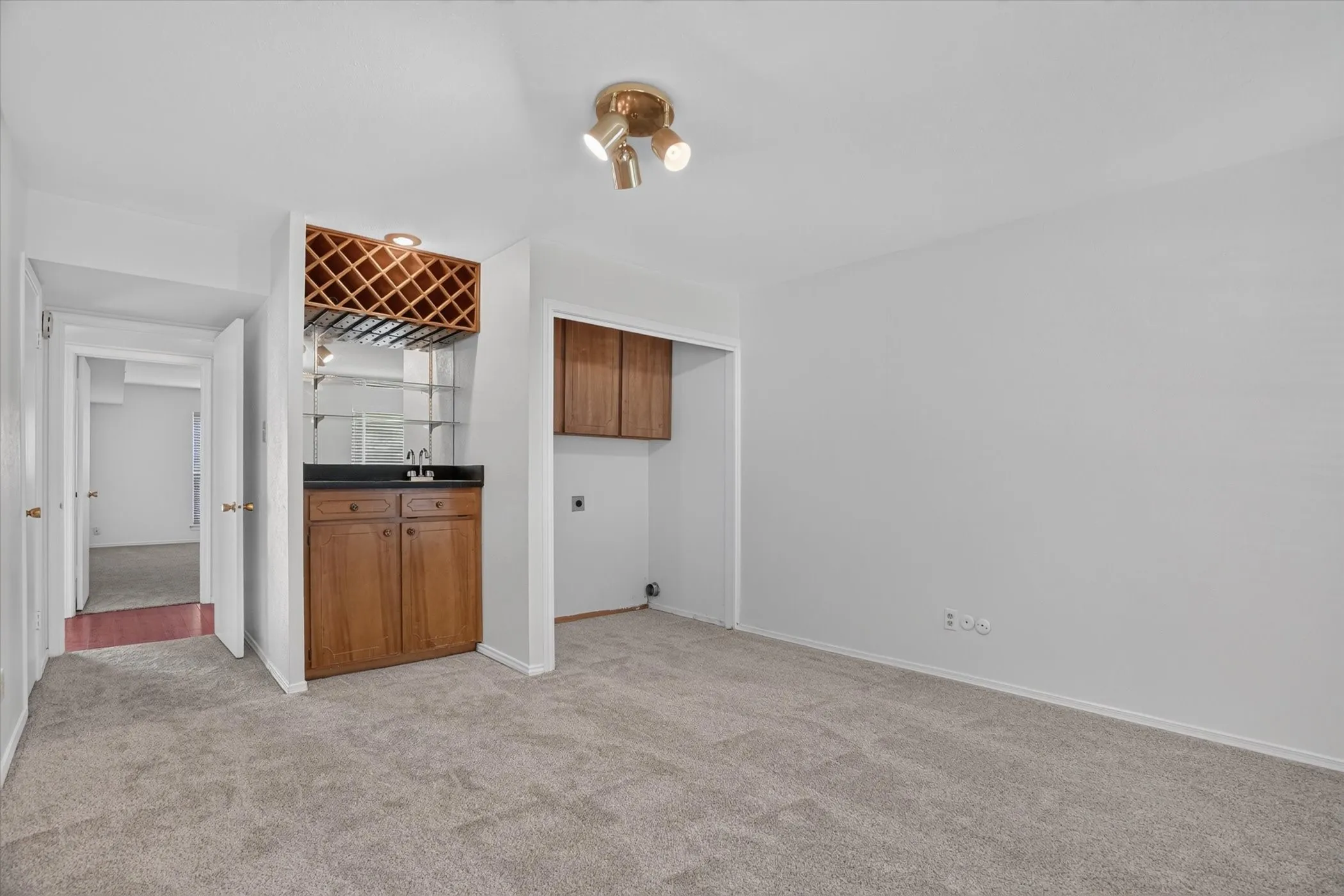 Condominium For Sale in Tarrant County , 4000 Ridglea Country Club Drive 102, Fort Worth, Texas 76126, 2 Bedroom, 2 Bathroom, Garage spaces, 1,392 Sqft, built in 1968, mls#21370884, Real Estate Agent in Fort Worth, Homes For Sale in Tarrant county, Homes For Sale in Fort Worth, Realtor in Fort Worth Texas, Real Estate Brokerage Independent Realty Texas, Luminita Cordes Realtor