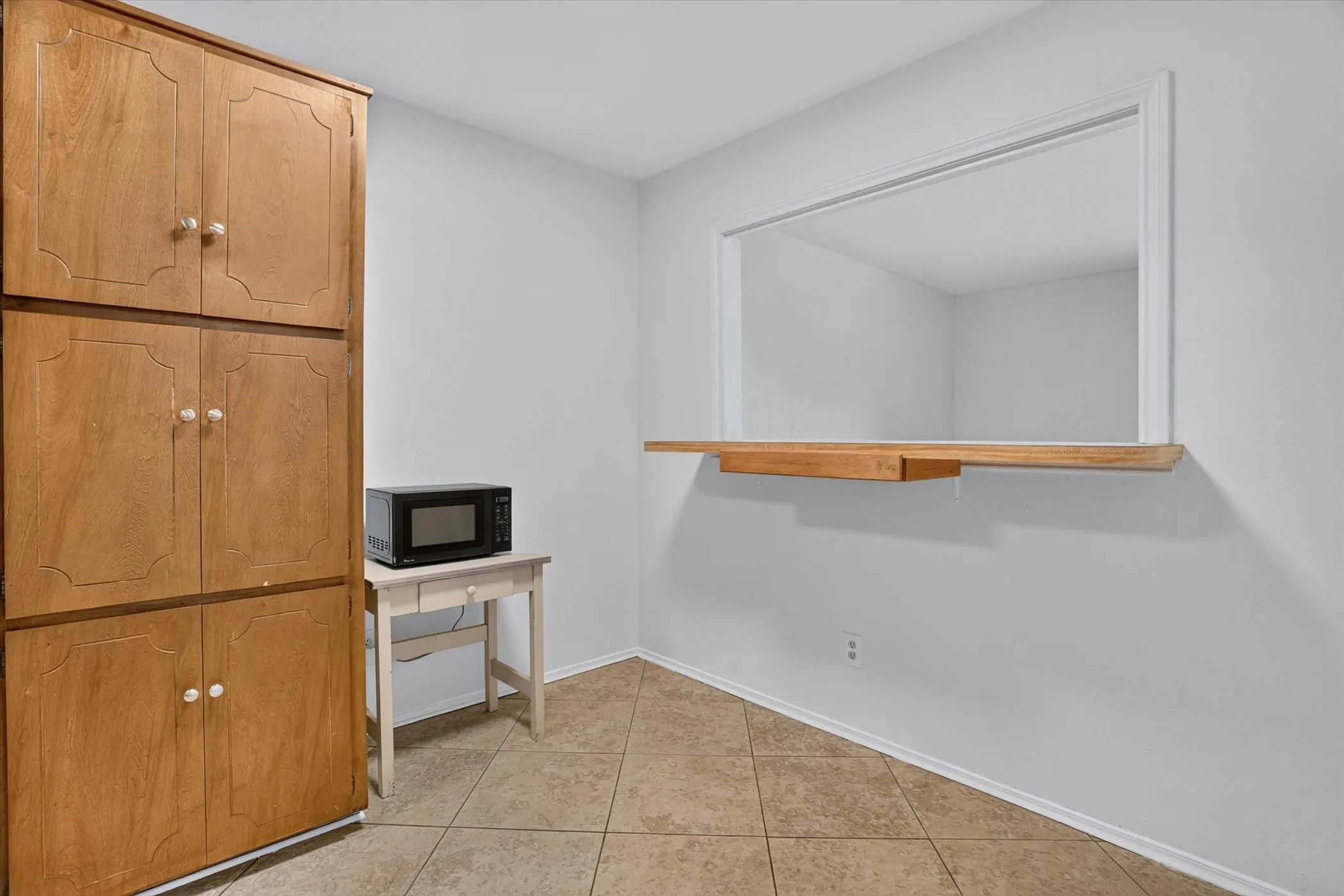 Condominium For Sale in Tarrant County , 4000 Ridglea Country Club Drive 102, Fort Worth, Texas 76126, 2 Bedroom, 2 Bathroom, Garage spaces, 1,392 Sqft, built in 1968, mls#21370884, Real Estate Agent in Fort Worth, Homes For Sale in Tarrant county, Homes For Sale in Fort Worth, Realtor in Fort Worth Texas, Real Estate Brokerage Independent Realty Texas, Luminita Cordes Realtor