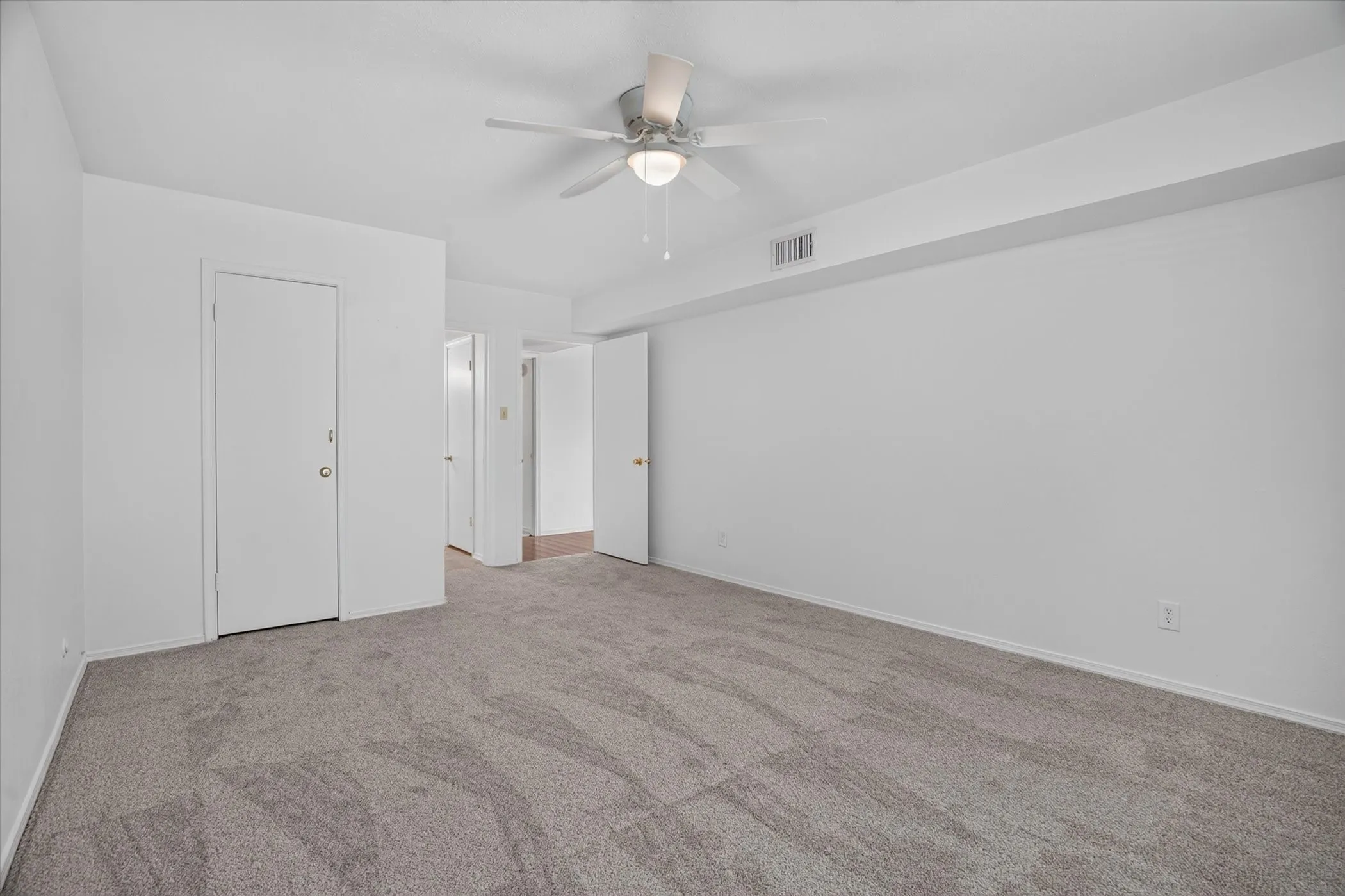 Condominium For Sale in Tarrant County , 4000 Ridglea Country Club Drive 102, Fort Worth, Texas 76126, 2 Bedroom, 2 Bathroom, Garage spaces, 1,392 Sqft, built in 1968, mls#21370884, Real Estate Agent in Fort Worth, Homes For Sale in Tarrant county, Homes For Sale in Fort Worth, Realtor in Fort Worth Texas, Real Estate Brokerage Independent Realty Texas, Luminita Cordes Realtor