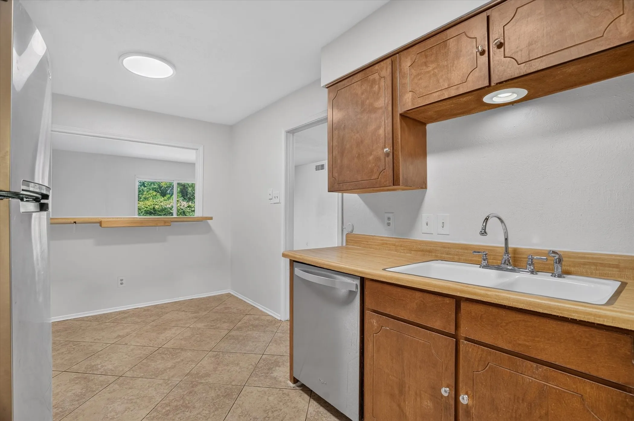 Condominium For Sale in Tarrant County , 4000 Ridglea Country Club Drive 102, Fort Worth, Texas 76126, 2 Bedroom, 2 Bathroom, Garage spaces, 1,392 Sqft, built in 1968, mls#21370884, Real Estate Agent in Fort Worth, Homes For Sale in Tarrant county, Homes For Sale in Fort Worth, Realtor in Fort Worth Texas, Real Estate Brokerage Independent Realty Texas, Luminita Cordes Realtor
