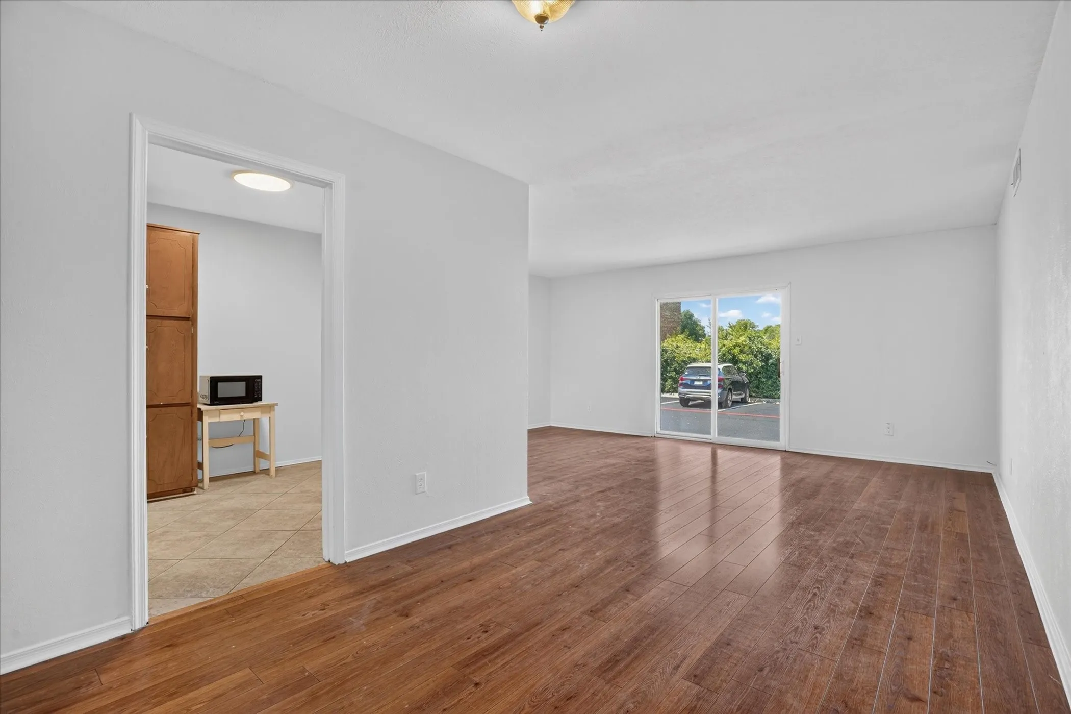 Condominium For Sale in Tarrant County , 4000 Ridglea Country Club Drive 102, Fort Worth, Texas 76126, 2 Bedroom, 2 Bathroom, Garage spaces, 1,392 Sqft, built in 1968, mls#21370884, Real Estate Agent in Fort Worth, Homes For Sale in Tarrant county, Homes For Sale in Fort Worth, Realtor in Fort Worth Texas, Real Estate Brokerage Independent Realty Texas, Luminita Cordes Realtor