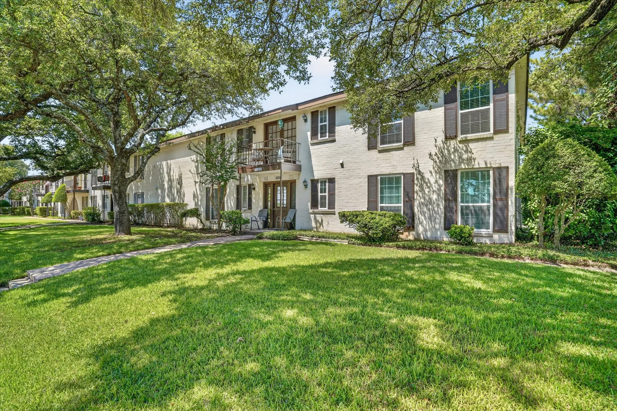Condominium For Sale in Tarrant County , 4000 Ridglea Country Club Drive 102, Fort Worth, Texas 76126, 2 Bedroom, 2 Bathroom, Garage spaces, 1,392 Sqft, built in 1968, mls#21370884, Real Estate Agent in Fort Worth, Homes For Sale in Tarrant county, Homes For Sale in Fort Worth, Realtor in Fort Worth Texas, Real Estate Brokerage Independent Realty Texas, Luminita Cordes Realtor