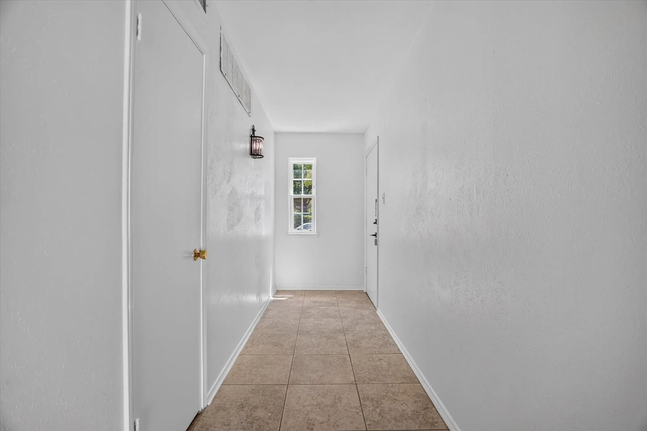 Condominium For Sale in Tarrant County , 4000 Ridglea Country Club Drive 102, Fort Worth, Texas 76126, 2 Bedroom, 2 Bathroom, Garage spaces, 1,392 Sqft, built in 1968, mls#21370884, Real Estate Agent in Fort Worth, Homes For Sale in Tarrant county, Homes For Sale in Fort Worth, Realtor in Fort Worth Texas, Real Estate Brokerage Independent Realty Texas, Luminita Cordes Realtor