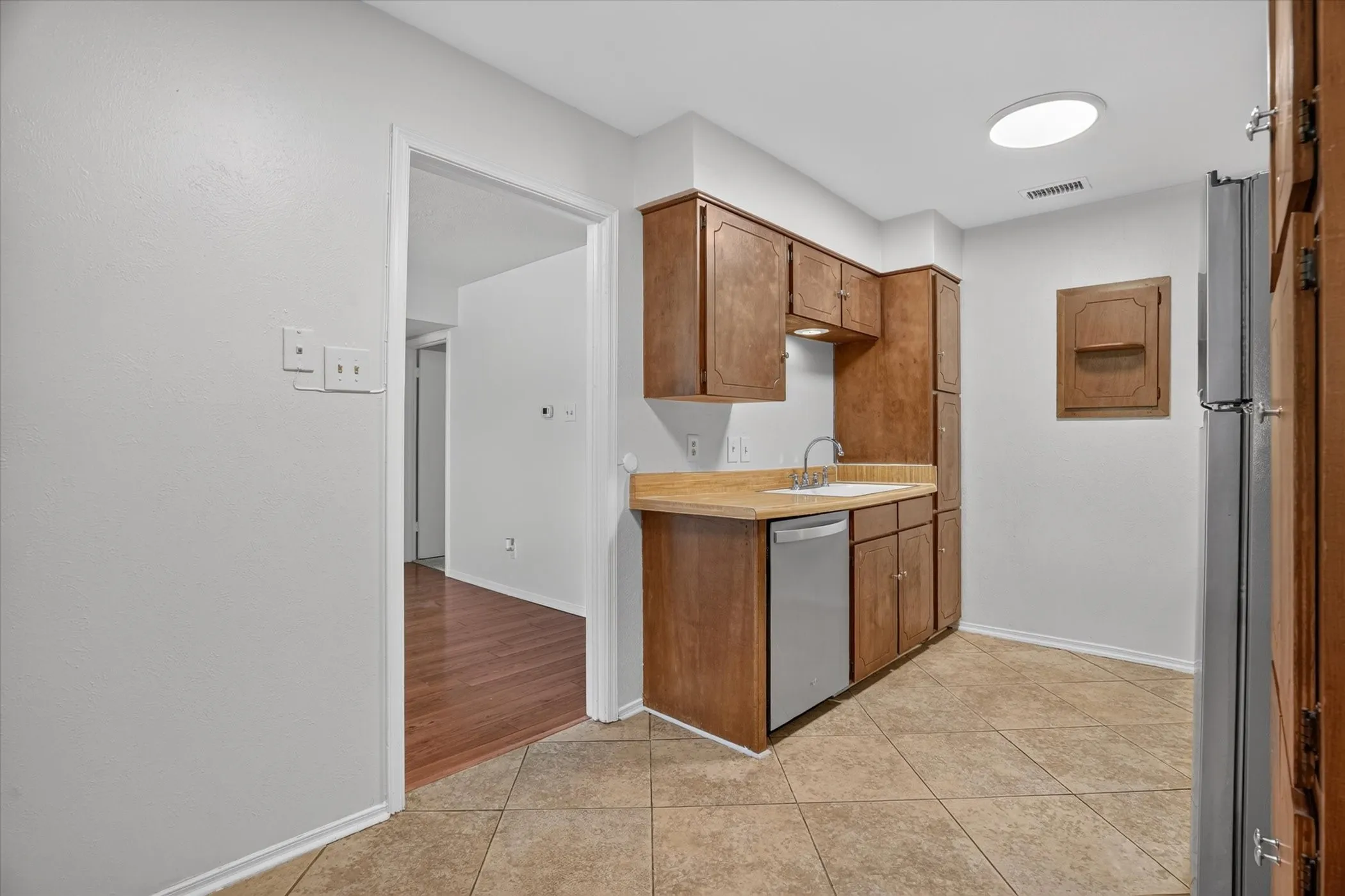 Condominium For Sale in Tarrant County , 4000 Ridglea Country Club Drive 102, Fort Worth, Texas 76126, 2 Bedroom, 2 Bathroom, Garage spaces, 1,392 Sqft, built in 1968, mls#21370884, Real Estate Agent in Fort Worth, Homes For Sale in Tarrant county, Homes For Sale in Fort Worth, Realtor in Fort Worth Texas, Real Estate Brokerage Independent Realty Texas, Luminita Cordes Realtor