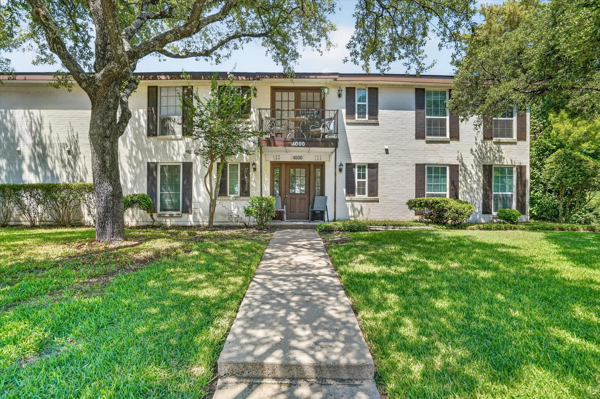 Condominium For Sale in Tarrant County , 4000 Ridglea Country Club Drive 102, Fort Worth, Texas 76126, 2 Bedroom, 2 Bathroom, Garage spaces, 1,392 Sqft, built in 1968, mls#21370884, Real Estate Agent in Fort Worth, Homes For Sale in Tarrant county, Homes For Sale in Fort Worth, Realtor in Fort Worth Texas, Real Estate Brokerage Independent Realty Texas, Luminita Cordes Realtor