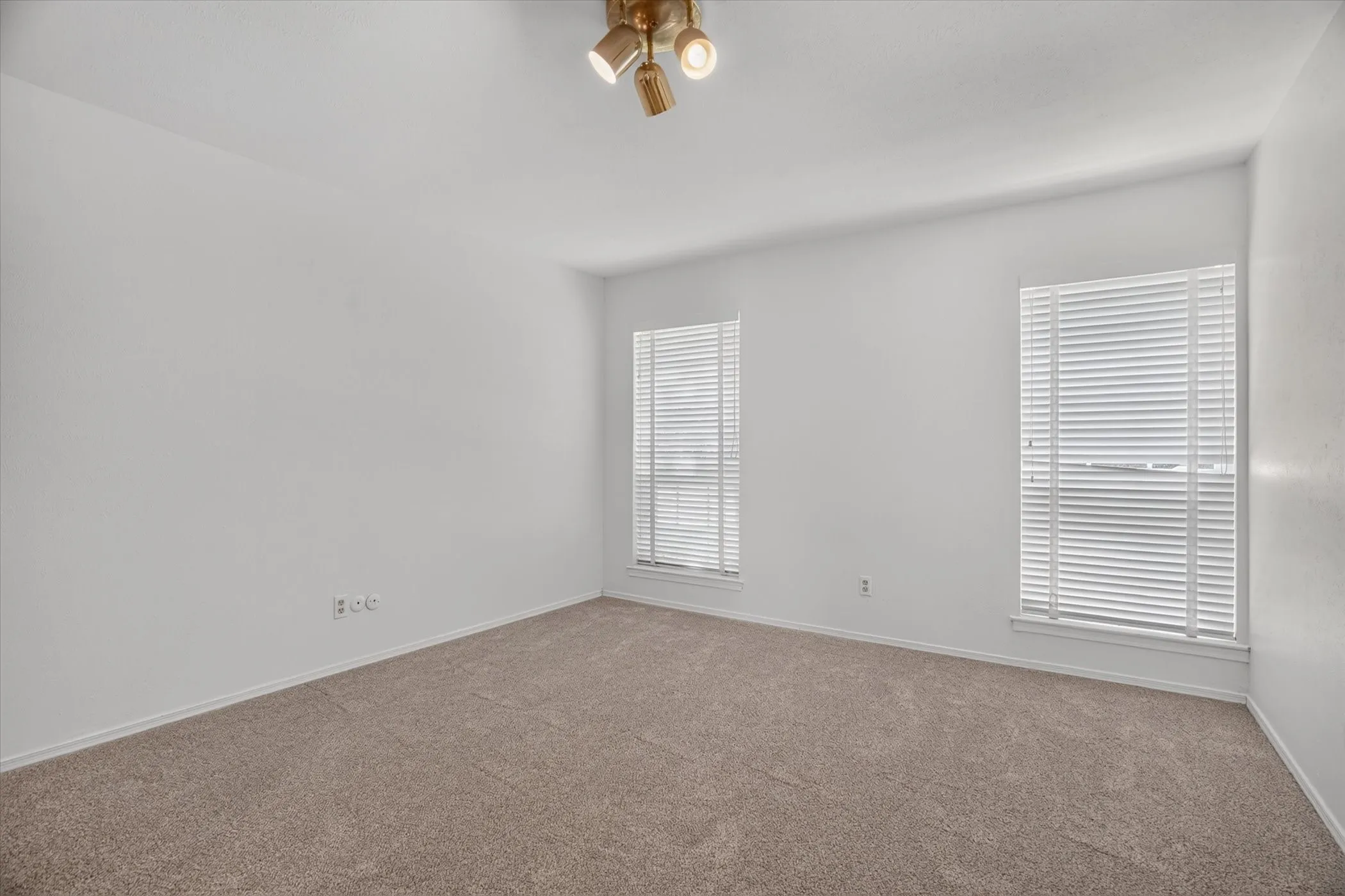 Condominium For Sale in Tarrant County , 4000 Ridglea Country Club Drive 102, Fort Worth, Texas 76126, 2 Bedroom, 2 Bathroom, Garage spaces, 1,392 Sqft, built in 1968, mls#21370884, Real Estate Agent in Fort Worth, Homes For Sale in Tarrant county, Homes For Sale in Fort Worth, Realtor in Fort Worth Texas, Real Estate Brokerage Independent Realty Texas, Luminita Cordes Realtor