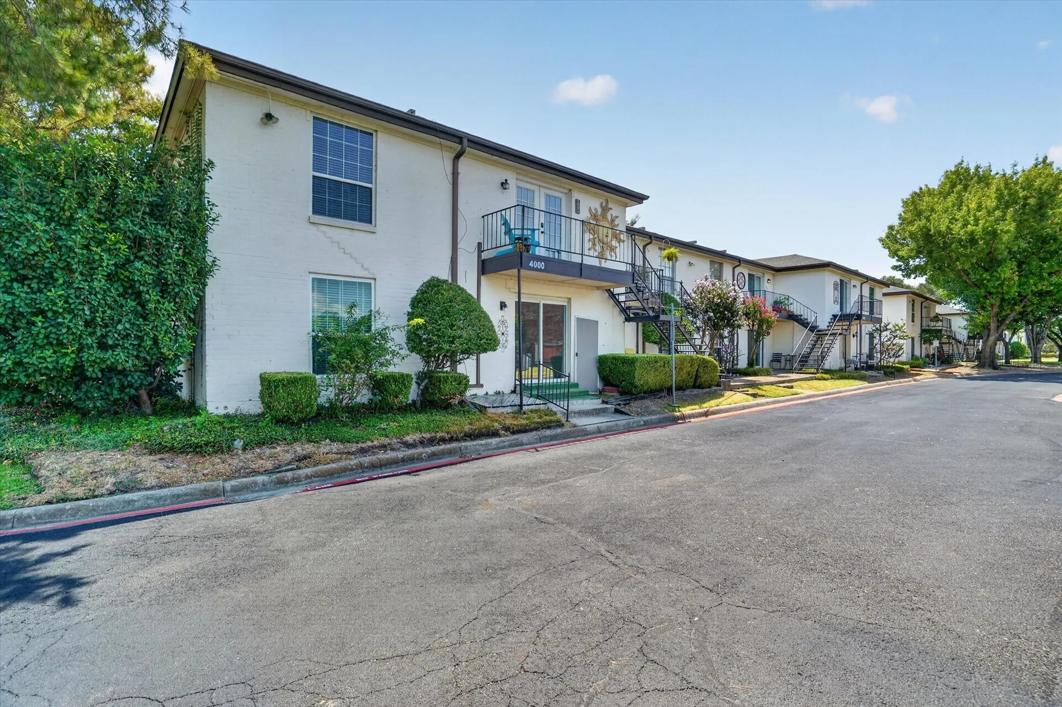 Condominium For Sale in Tarrant County , 4000 Ridglea Country Club Drive 102, Fort Worth, Texas 76126, 2 Bedroom, 2 Bathroom, Garage spaces, 1,392 Sqft, built in 1968, mls#21370884, Real Estate Agent in Fort Worth, Homes For Sale in Tarrant county, Homes For Sale in Fort Worth, Realtor in Fort Worth Texas, Real Estate Brokerage Independent Realty Texas, Luminita Cordes Realtor