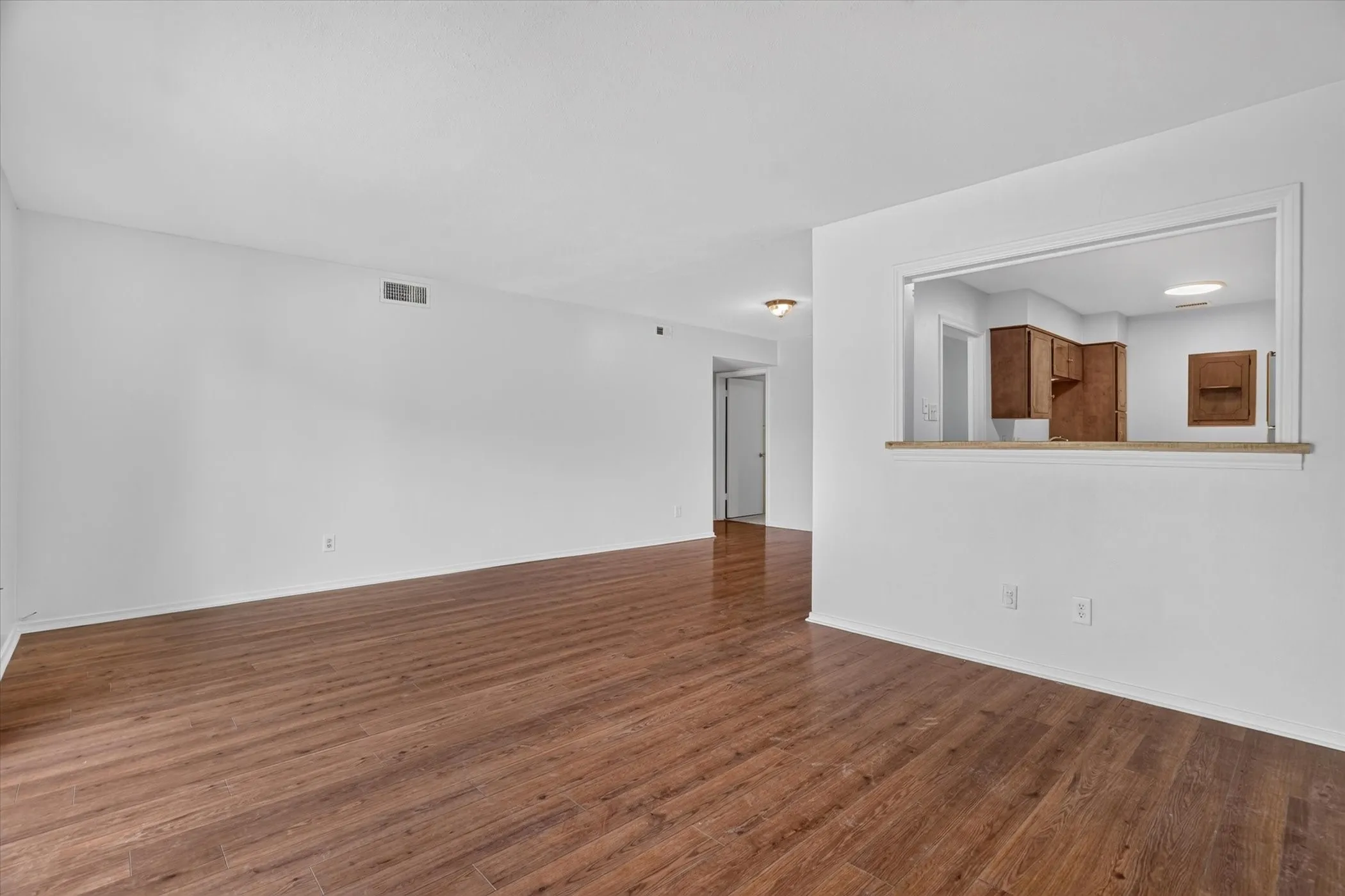 Condominium For Sale in Tarrant County , 4000 Ridglea Country Club Drive 102, Fort Worth, Texas 76126, 2 Bedroom, 2 Bathroom, Garage spaces, 1,392 Sqft, built in 1968, mls#21370884, Real Estate Agent in Fort Worth, Homes For Sale in Tarrant county, Homes For Sale in Fort Worth, Realtor in Fort Worth Texas, Real Estate Brokerage Independent Realty Texas, Luminita Cordes Realtor