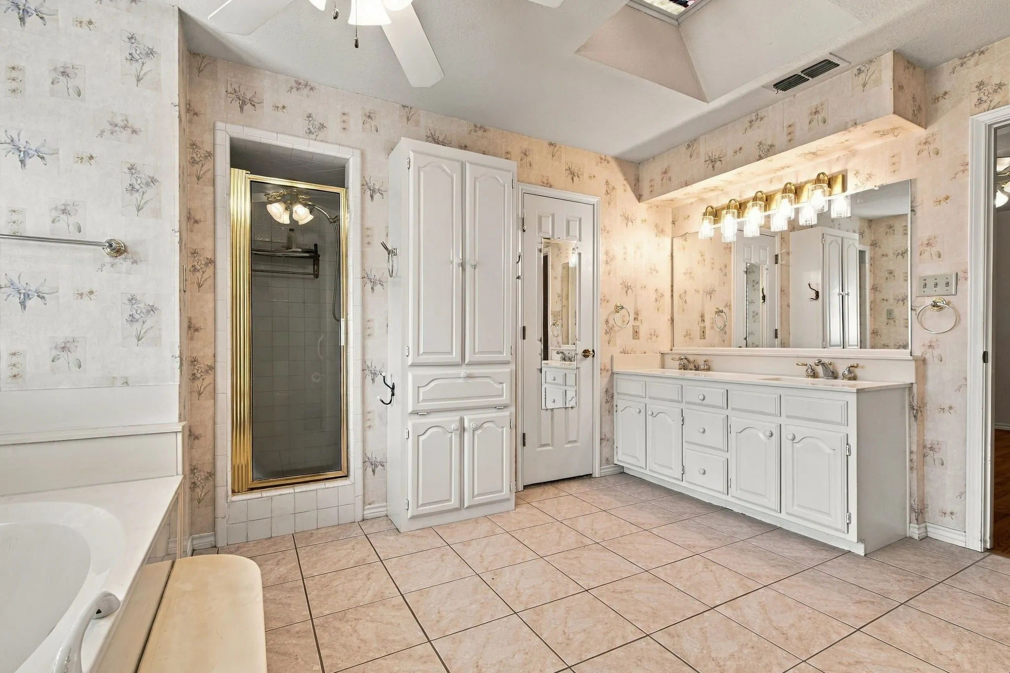 Single Family Residence For Sale in Ellis County , 108 Chautauqua Drive, Waxahachie, Texas 75165, 3 Bedroom, 2 Bathroom, 2 Garage spaces, 2,201 Sqft, built in 1987, mls#21372722, Real Estate Agent in Waxahachie, Homes For Sale in Ellis county, Homes For Sale in Waxahachie, Realtor in Waxahachie Texas, Real Estate Brokerage Independent Realty Texas, Luminita Cordes Realtor