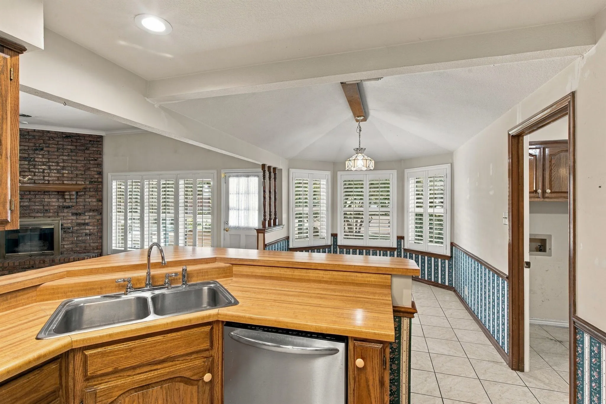 Single Family Residence For Sale in Ellis County , 108 Chautauqua Drive, Waxahachie, Texas 75165, 3 Bedroom, 2 Bathroom, 2 Garage spaces, 2,201 Sqft, built in 1987, mls#21372722, Real Estate Agent in Waxahachie, Homes For Sale in Ellis county, Homes For Sale in Waxahachie, Realtor in Waxahachie Texas, Real Estate Brokerage Independent Realty Texas, Luminita Cordes Realtor