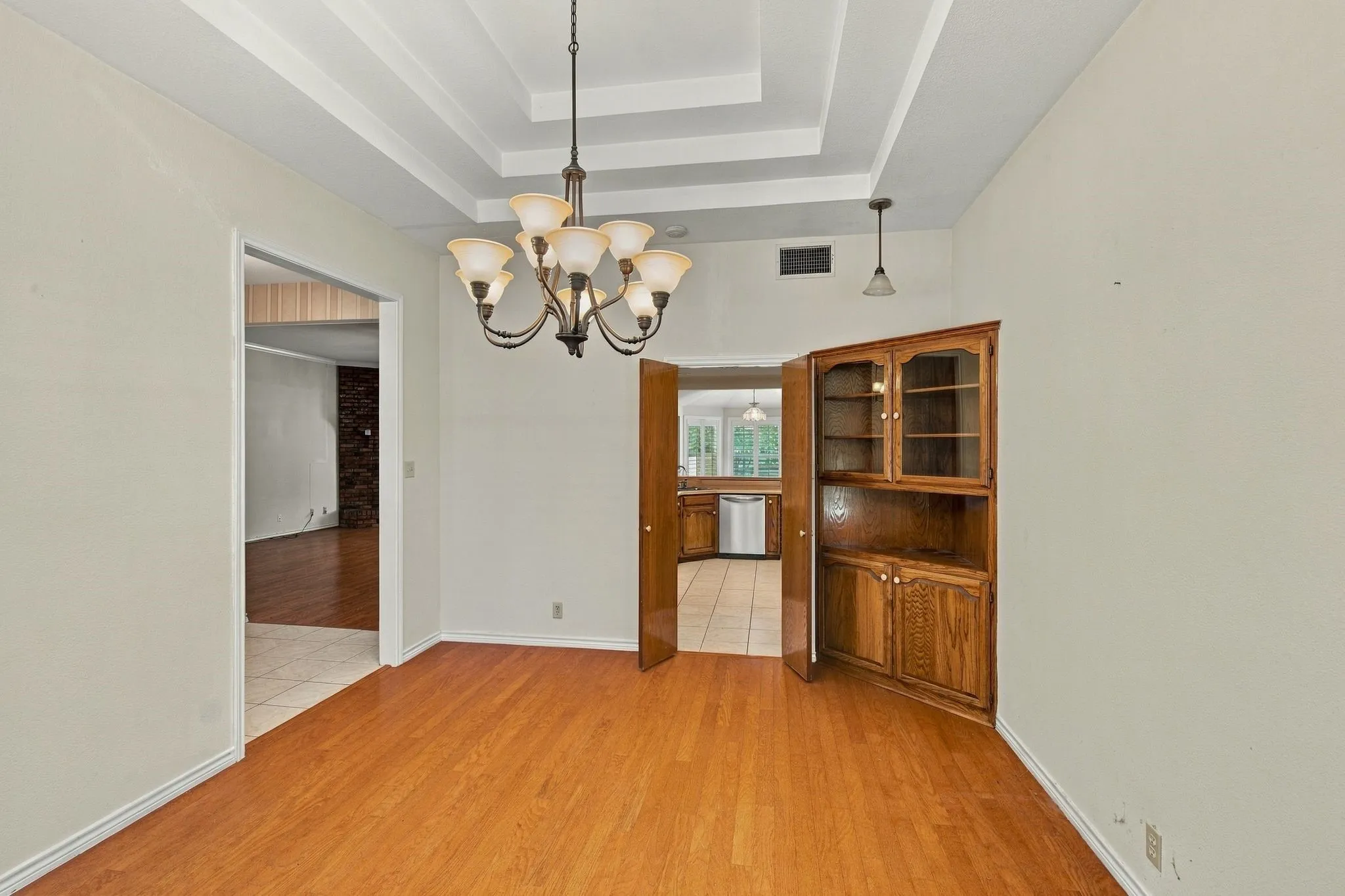 Single Family Residence For Sale in Ellis County , 108 Chautauqua Drive, Waxahachie, Texas 75165, 3 Bedroom, 2 Bathroom, 2 Garage spaces, 2,201 Sqft, built in 1987, mls#21372722, Real Estate Agent in Waxahachie, Homes For Sale in Ellis county, Homes For Sale in Waxahachie, Realtor in Waxahachie Texas, Real Estate Brokerage Independent Realty Texas, Luminita Cordes Realtor
