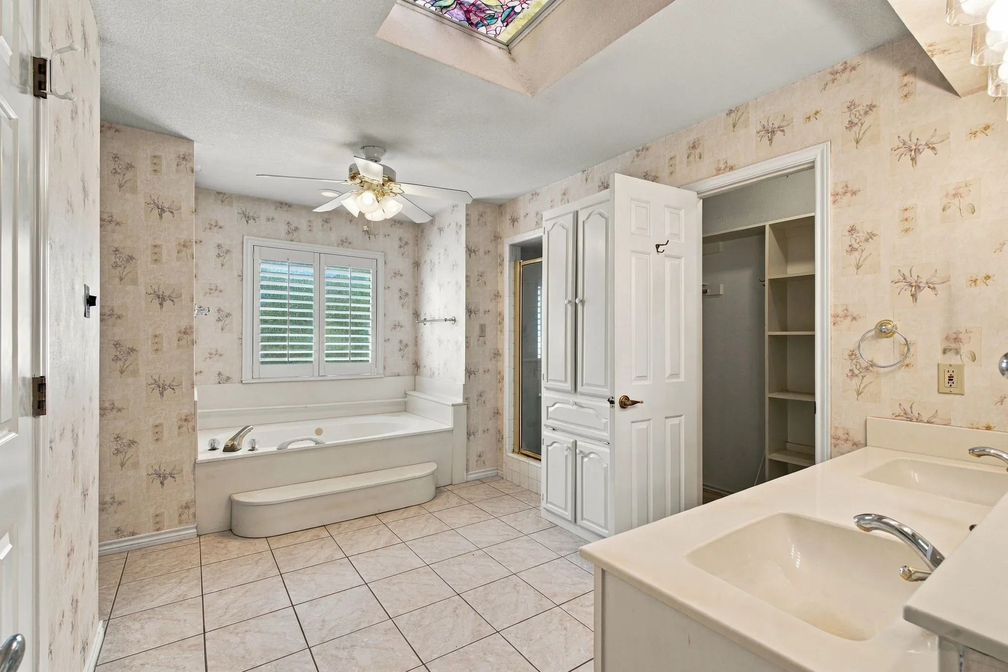 Single Family Residence For Sale in Ellis County , 108 Chautauqua Drive, Waxahachie, Texas 75165, 3 Bedroom, 2 Bathroom, 2 Garage spaces, 2,201 Sqft, built in 1987, mls#21372722, Real Estate Agent in Waxahachie, Homes For Sale in Ellis county, Homes For Sale in Waxahachie, Realtor in Waxahachie Texas, Real Estate Brokerage Independent Realty Texas, Luminita Cordes Realtor
