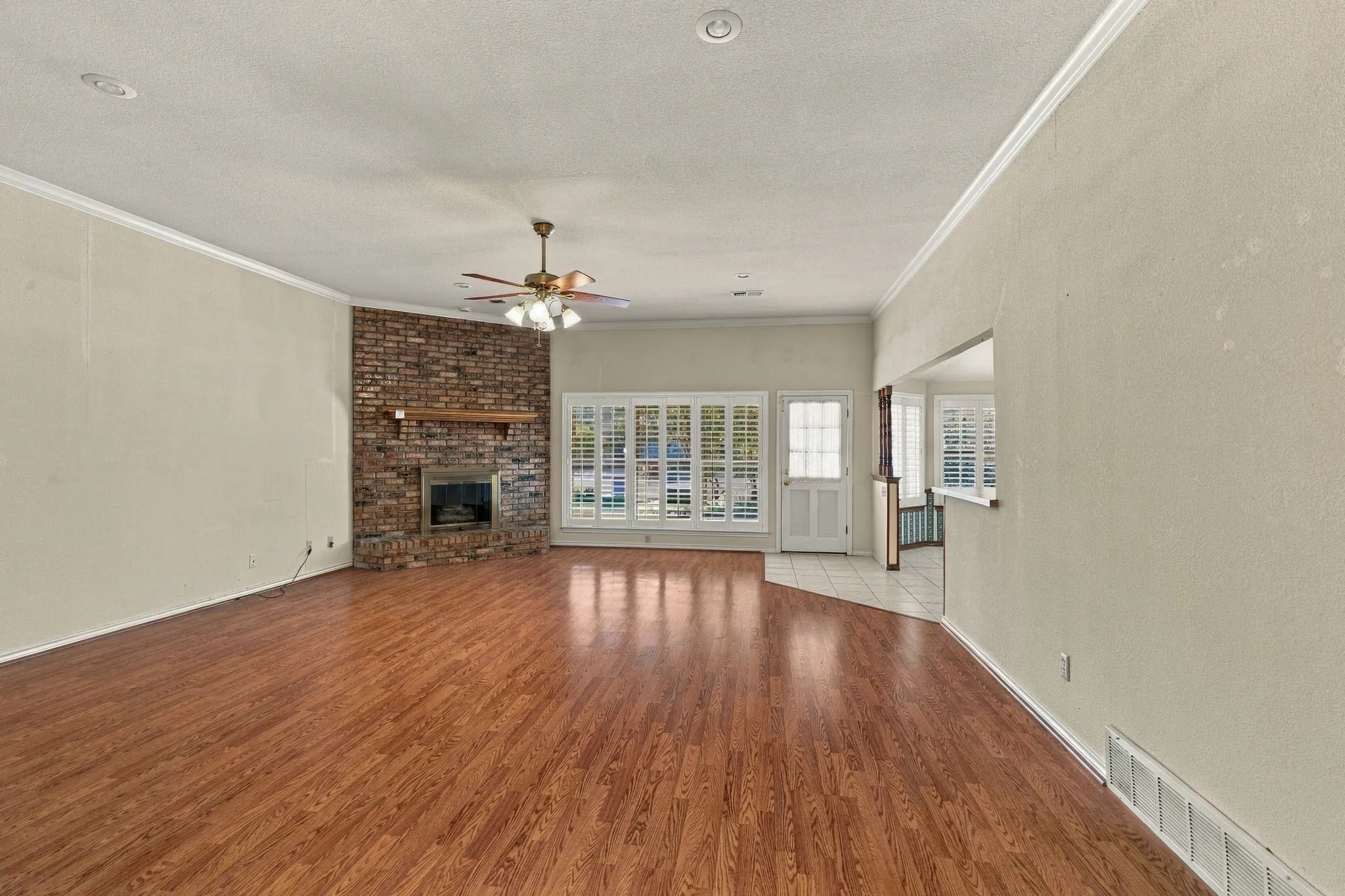 Single Family Residence For Sale in Ellis County , 108 Chautauqua Drive, Waxahachie, Texas 75165, 3 Bedroom, 2 Bathroom, 2 Garage spaces, 2,201 Sqft, built in 1987, mls#21372722, Real Estate Agent in Waxahachie, Homes For Sale in Ellis county, Homes For Sale in Waxahachie, Realtor in Waxahachie Texas, Real Estate Brokerage Independent Realty Texas, Luminita Cordes Realtor