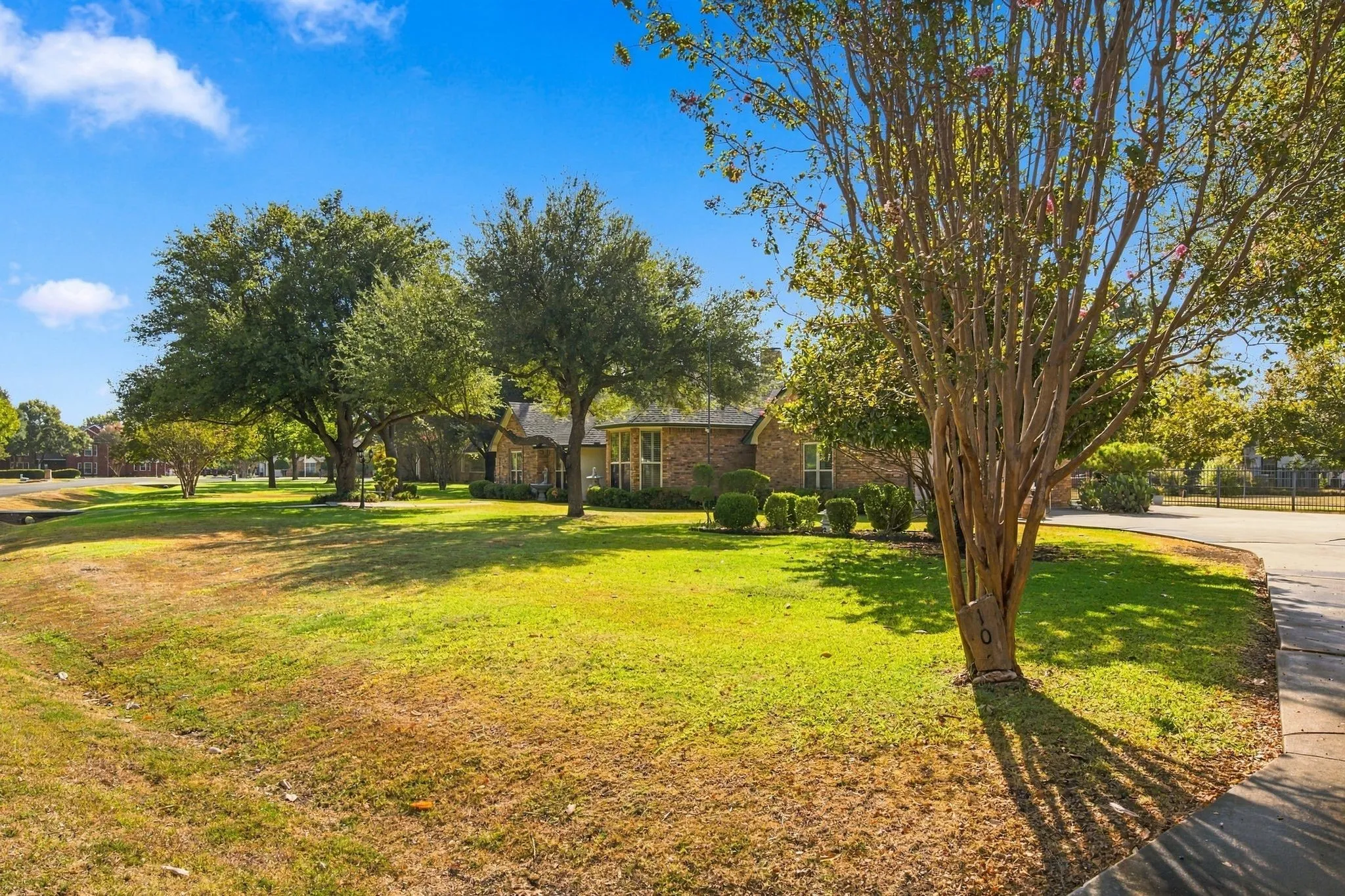 Single Family Residence For Sale in Ellis County , 108 Chautauqua Drive, Waxahachie, Texas 75165, 3 Bedroom, 2 Bathroom, 2 Garage spaces, 2,201 Sqft, built in 1987, mls#21372722, Real Estate Agent in Waxahachie, Homes For Sale in Ellis county, Homes For Sale in Waxahachie, Realtor in Waxahachie Texas, Real Estate Brokerage Independent Realty Texas, Luminita Cordes Realtor