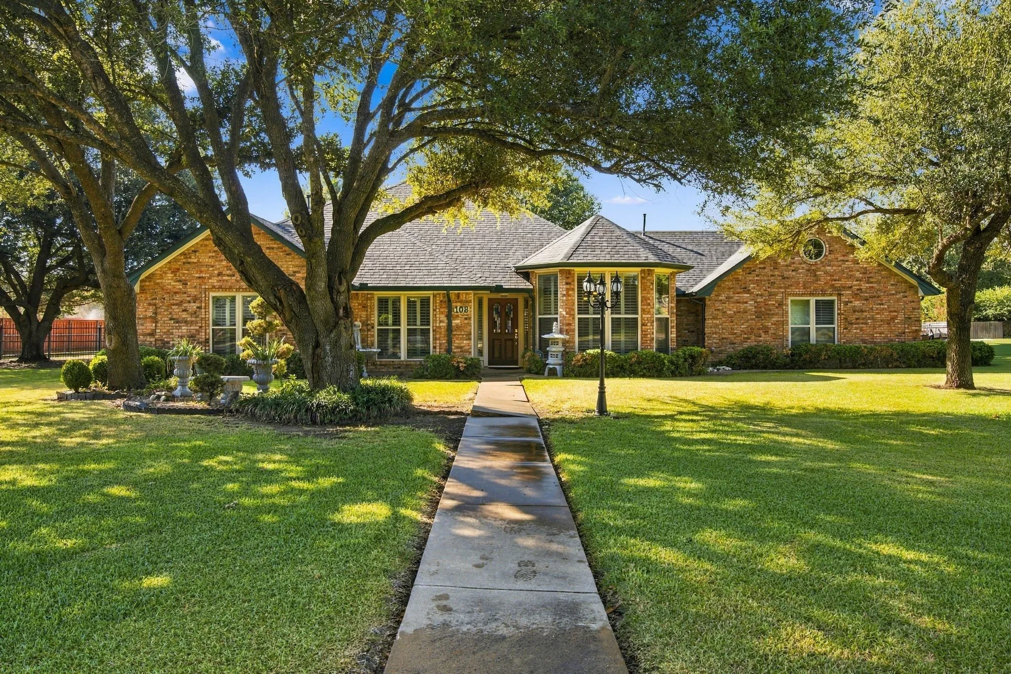 Single Family Residence For Sale in Ellis County , 108 Chautauqua Drive, Waxahachie, Texas 75165, 3 Bedroom, 2 Bathroom, 2 Garage spaces, 2,201 Sqft, built in 1987, mls#21372722, Real Estate Agent in Waxahachie, Homes For Sale in Ellis county, Homes For Sale in Waxahachie, Realtor in Waxahachie Texas, Real Estate Brokerage Independent Realty Texas, Luminita Cordes Realtor