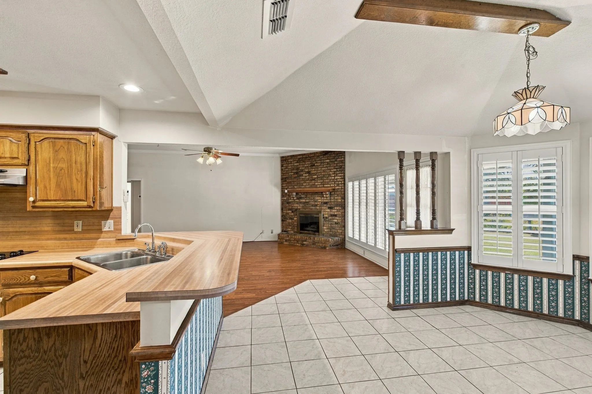 Single Family Residence For Sale in Ellis County , 108 Chautauqua Drive, Waxahachie, Texas 75165, 3 Bedroom, 2 Bathroom, 2 Garage spaces, 2,201 Sqft, built in 1987, mls#21372722, Real Estate Agent in Waxahachie, Homes For Sale in Ellis county, Homes For Sale in Waxahachie, Realtor in Waxahachie Texas, Real Estate Brokerage Independent Realty Texas, Luminita Cordes Realtor