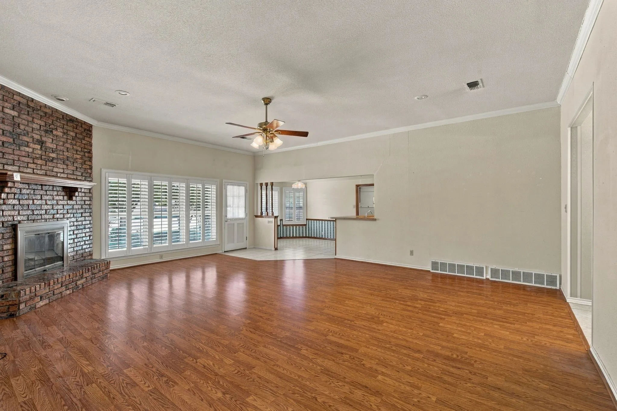 Single Family Residence For Sale in Ellis County , 108 Chautauqua Drive, Waxahachie, Texas 75165, 3 Bedroom, 2 Bathroom, 2 Garage spaces, 2,201 Sqft, built in 1987, mls#21372722, Real Estate Agent in Waxahachie, Homes For Sale in Ellis county, Homes For Sale in Waxahachie, Realtor in Waxahachie Texas, Real Estate Brokerage Independent Realty Texas, Luminita Cordes Realtor