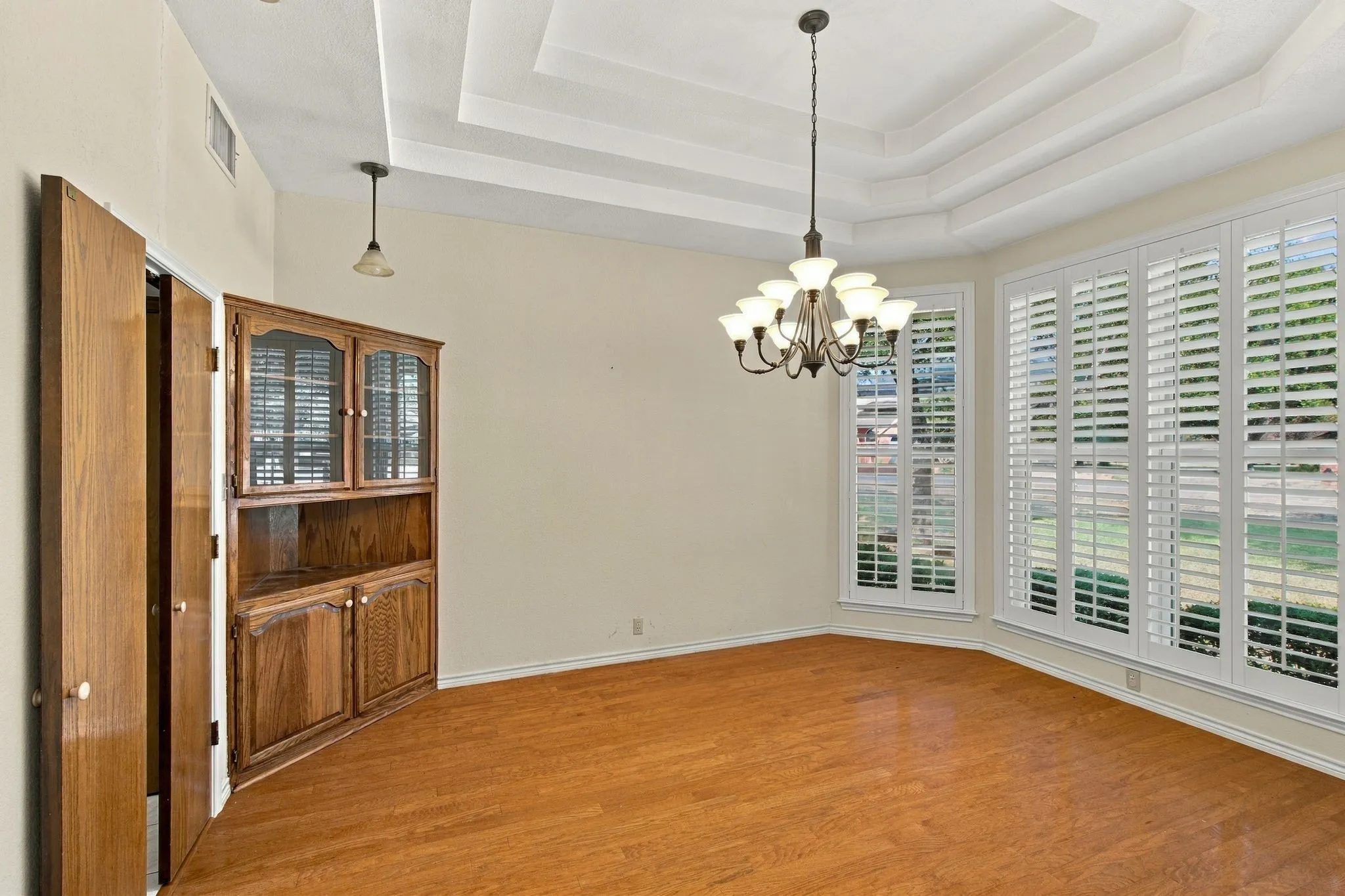 Single Family Residence For Sale in Ellis County , 108 Chautauqua Drive, Waxahachie, Texas 75165, 3 Bedroom, 2 Bathroom, 2 Garage spaces, 2,201 Sqft, built in 1987, mls#21372722, Real Estate Agent in Waxahachie, Homes For Sale in Ellis county, Homes For Sale in Waxahachie, Realtor in Waxahachie Texas, Real Estate Brokerage Independent Realty Texas, Luminita Cordes Realtor