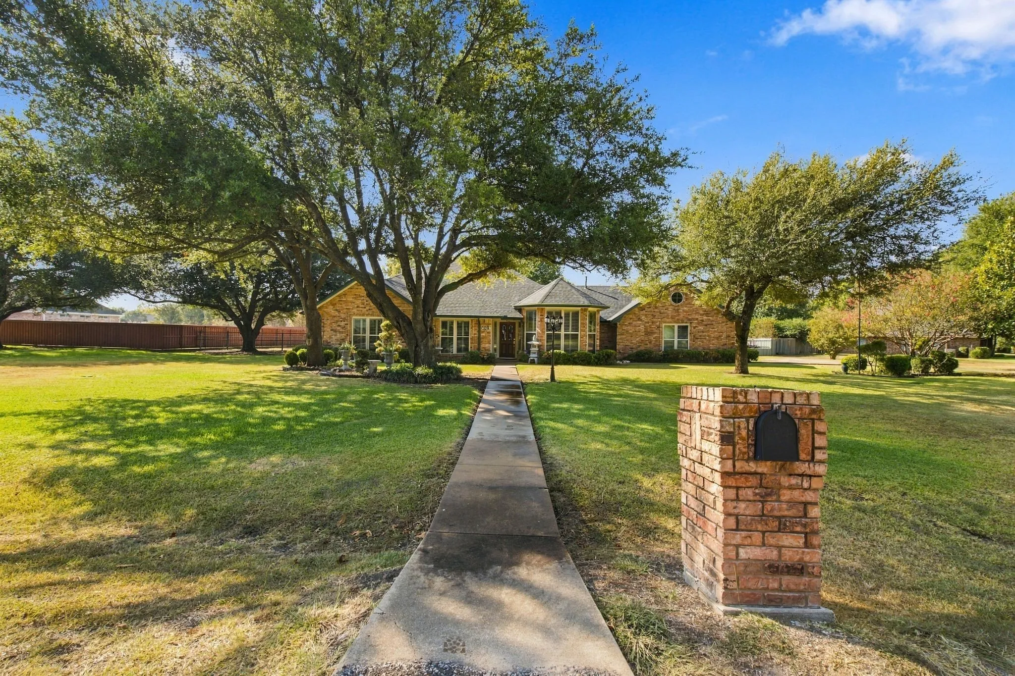Single Family Residence For Sale in Ellis County , 108 Chautauqua Drive, Waxahachie, Texas 75165, 3 Bedroom, 2 Bathroom, 2 Garage spaces, 2,201 Sqft, built in 1987, mls#21372722, Real Estate Agent in Waxahachie, Homes For Sale in Ellis county, Homes For Sale in Waxahachie, Realtor in Waxahachie Texas, Real Estate Brokerage Independent Realty Texas, Luminita Cordes Realtor