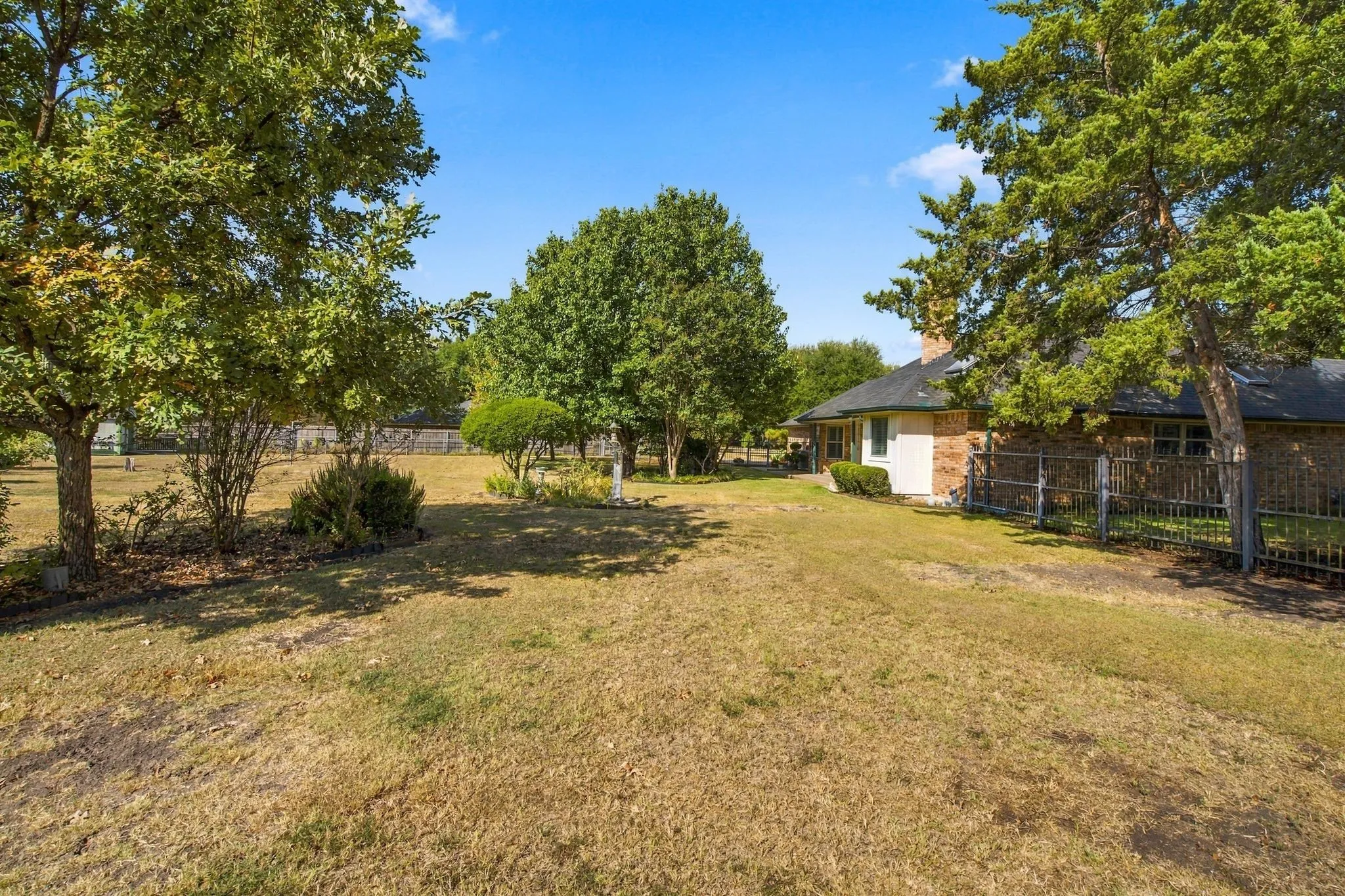 Single Family Residence For Sale in Ellis County , 108 Chautauqua Drive, Waxahachie, Texas 75165, 3 Bedroom, 2 Bathroom, 2 Garage spaces, 2,201 Sqft, built in 1987, mls#21372722, Real Estate Agent in Waxahachie, Homes For Sale in Ellis county, Homes For Sale in Waxahachie, Realtor in Waxahachie Texas, Real Estate Brokerage Independent Realty Texas, Luminita Cordes Realtor
