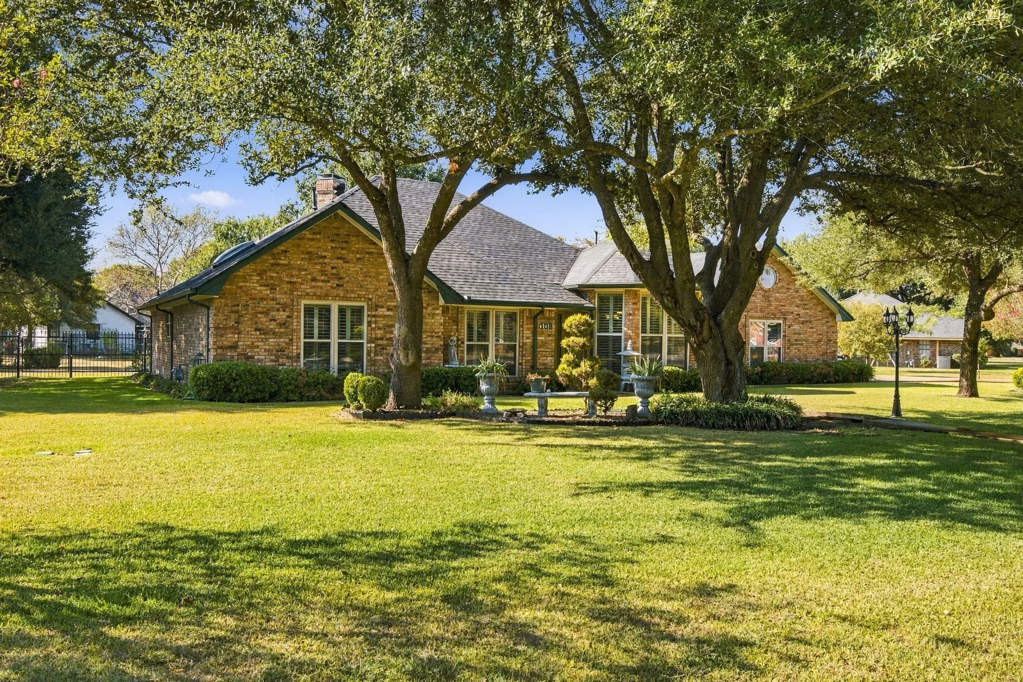 Single Family Residence For Sale in Ellis County , 108 Chautauqua Drive, Waxahachie, Texas 75165, 3 Bedroom, 2 Bathroom, 2 Garage spaces, 2,201 Sqft, built in 1987, mls#21372722, Real Estate Agent in Waxahachie, Homes For Sale in Ellis county, Homes For Sale in Waxahachie, Realtor in Waxahachie Texas, Real Estate Brokerage Independent Realty Texas, Luminita Cordes Realtor