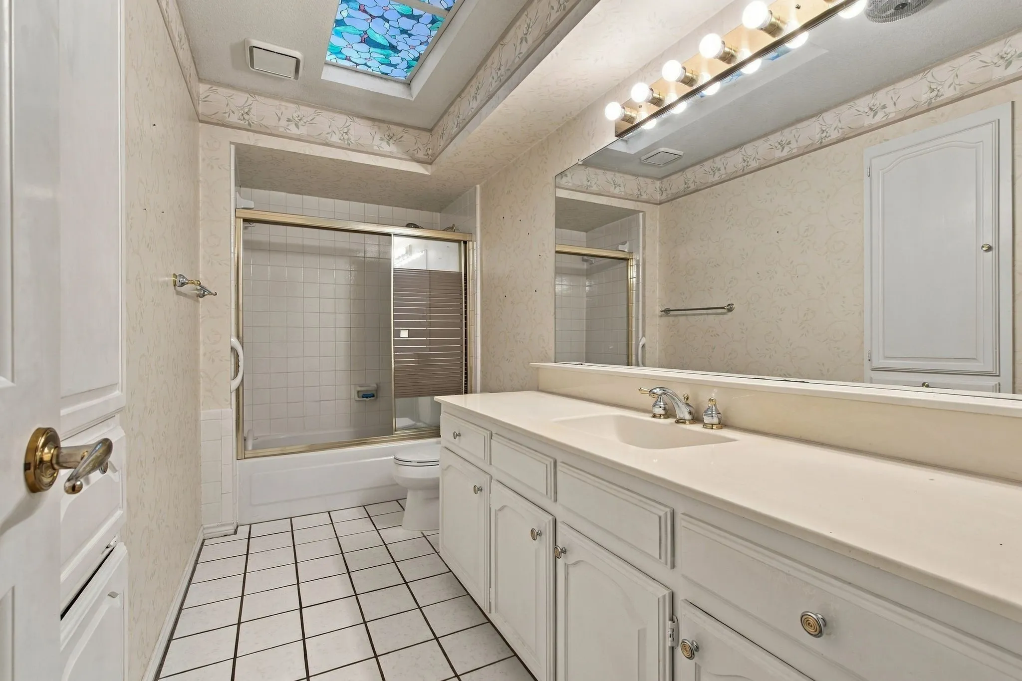 Single Family Residence For Sale in Ellis County , 108 Chautauqua Drive, Waxahachie, Texas 75165, 3 Bedroom, 2 Bathroom, 2 Garage spaces, 2,201 Sqft, built in 1987, mls#21372722, Real Estate Agent in Waxahachie, Homes For Sale in Ellis county, Homes For Sale in Waxahachie, Realtor in Waxahachie Texas, Real Estate Brokerage Independent Realty Texas, Luminita Cordes Realtor