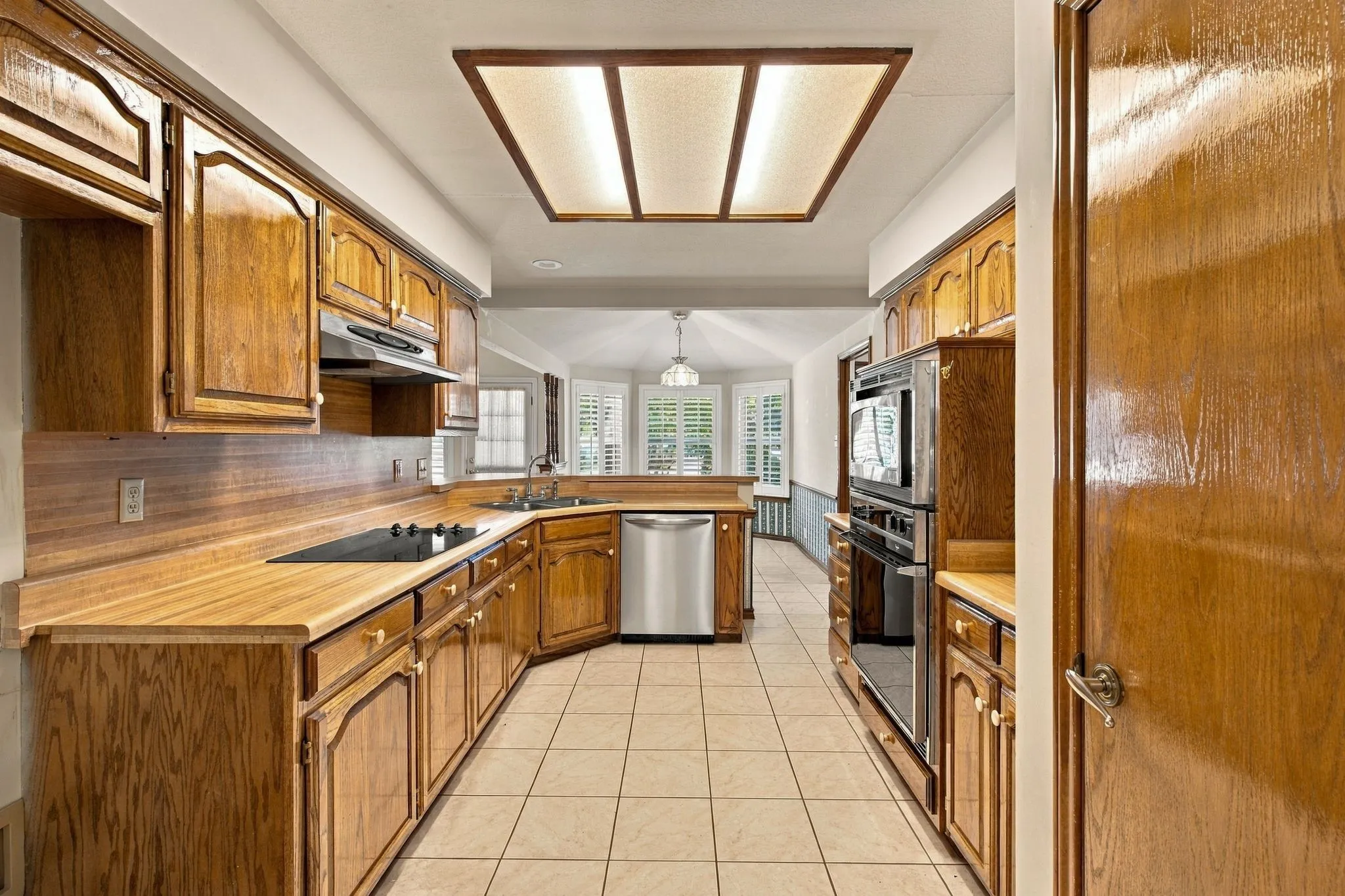 Single Family Residence For Sale in Ellis County , 108 Chautauqua Drive, Waxahachie, Texas 75165, 3 Bedroom, 2 Bathroom, 2 Garage spaces, 2,201 Sqft, built in 1987, mls#21372722, Real Estate Agent in Waxahachie, Homes For Sale in Ellis county, Homes For Sale in Waxahachie, Realtor in Waxahachie Texas, Real Estate Brokerage Independent Realty Texas, Luminita Cordes Realtor