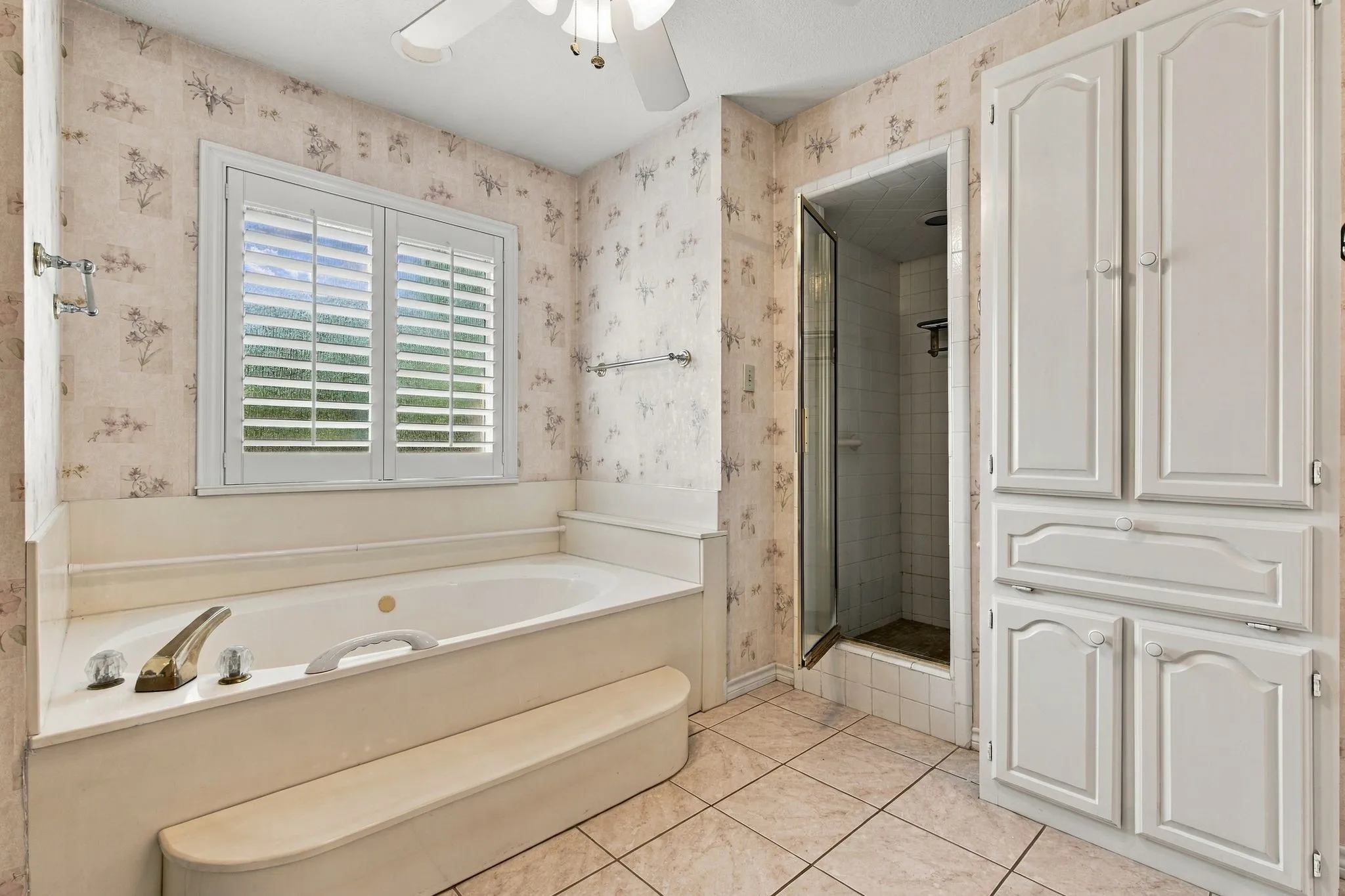 Single Family Residence For Sale in Ellis County , 108 Chautauqua Drive, Waxahachie, Texas 75165, 3 Bedroom, 2 Bathroom, 2 Garage spaces, 2,201 Sqft, built in 1987, mls#21372722, Real Estate Agent in Waxahachie, Homes For Sale in Ellis county, Homes For Sale in Waxahachie, Realtor in Waxahachie Texas, Real Estate Brokerage Independent Realty Texas, Luminita Cordes Realtor