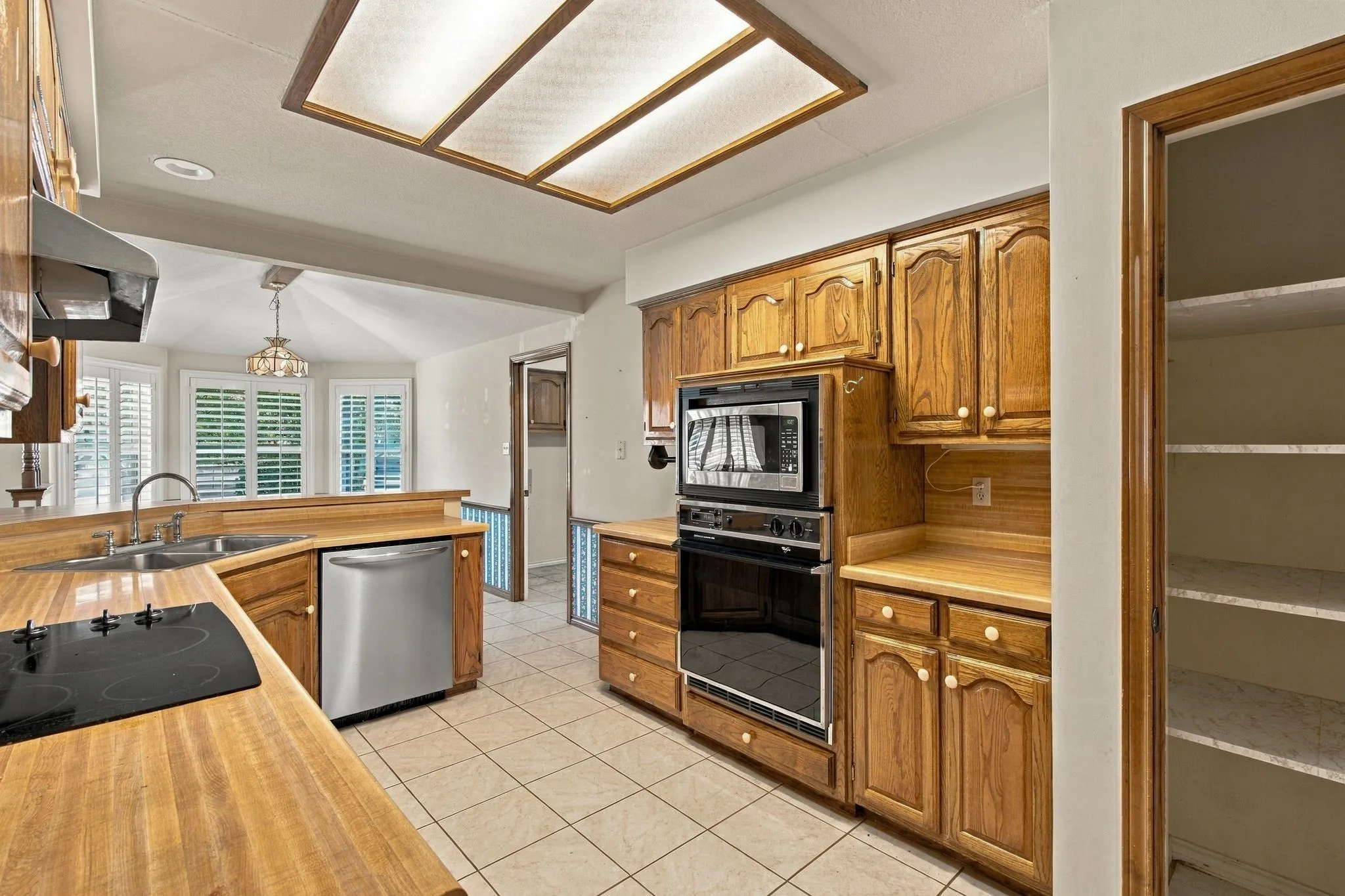 Single Family Residence For Sale in Ellis County , 108 Chautauqua Drive, Waxahachie, Texas 75165, 3 Bedroom, 2 Bathroom, 2 Garage spaces, 2,201 Sqft, built in 1987, mls#21372722, Real Estate Agent in Waxahachie, Homes For Sale in Ellis county, Homes For Sale in Waxahachie, Realtor in Waxahachie Texas, Real Estate Brokerage Independent Realty Texas, Luminita Cordes Realtor