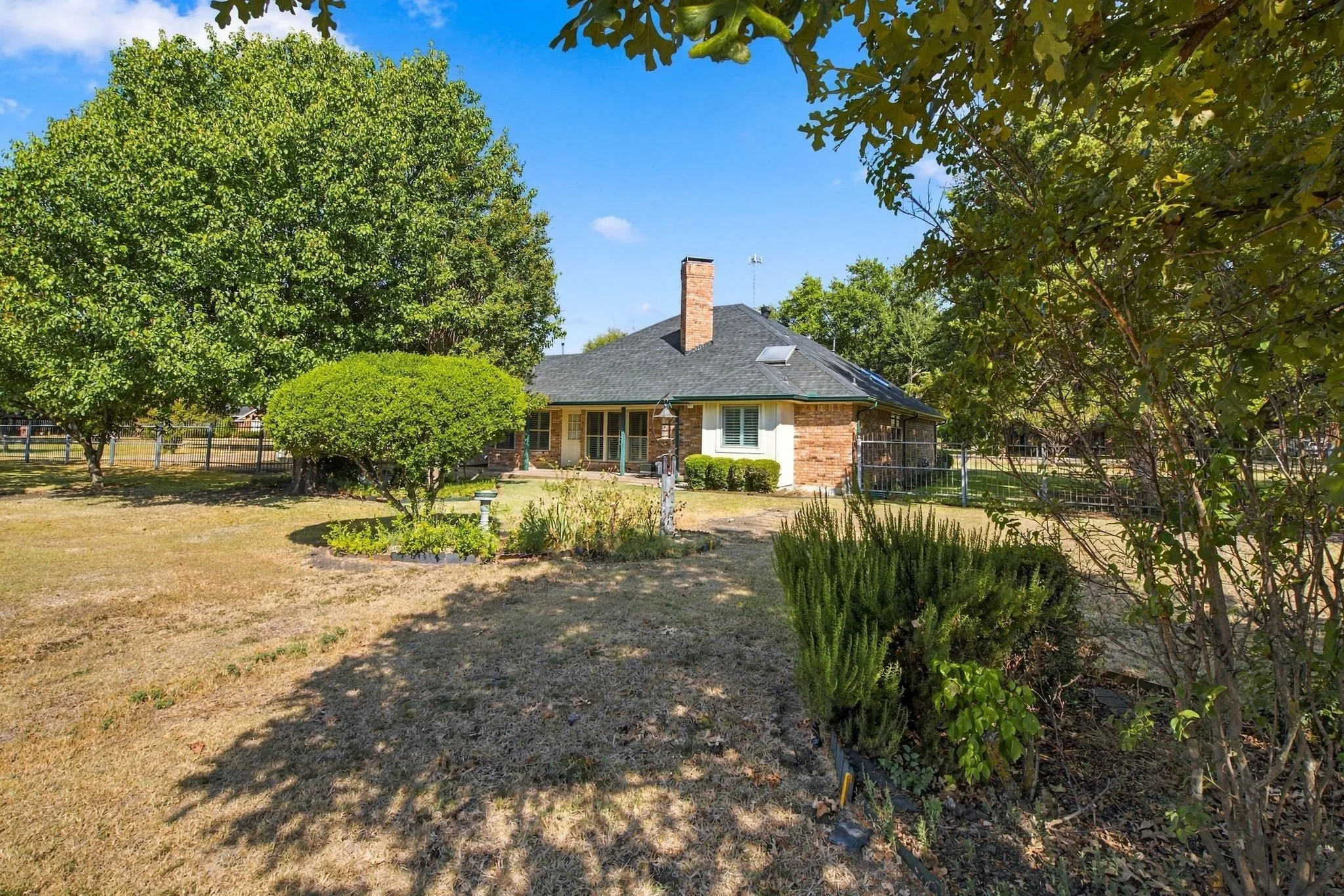 Single Family Residence For Sale in Ellis County , 108 Chautauqua Drive, Waxahachie, Texas 75165, 3 Bedroom, 2 Bathroom, 2 Garage spaces, 2,201 Sqft, built in 1987, mls#21372722, Real Estate Agent in Waxahachie, Homes For Sale in Ellis county, Homes For Sale in Waxahachie, Realtor in Waxahachie Texas, Real Estate Brokerage Independent Realty Texas, Luminita Cordes Realtor