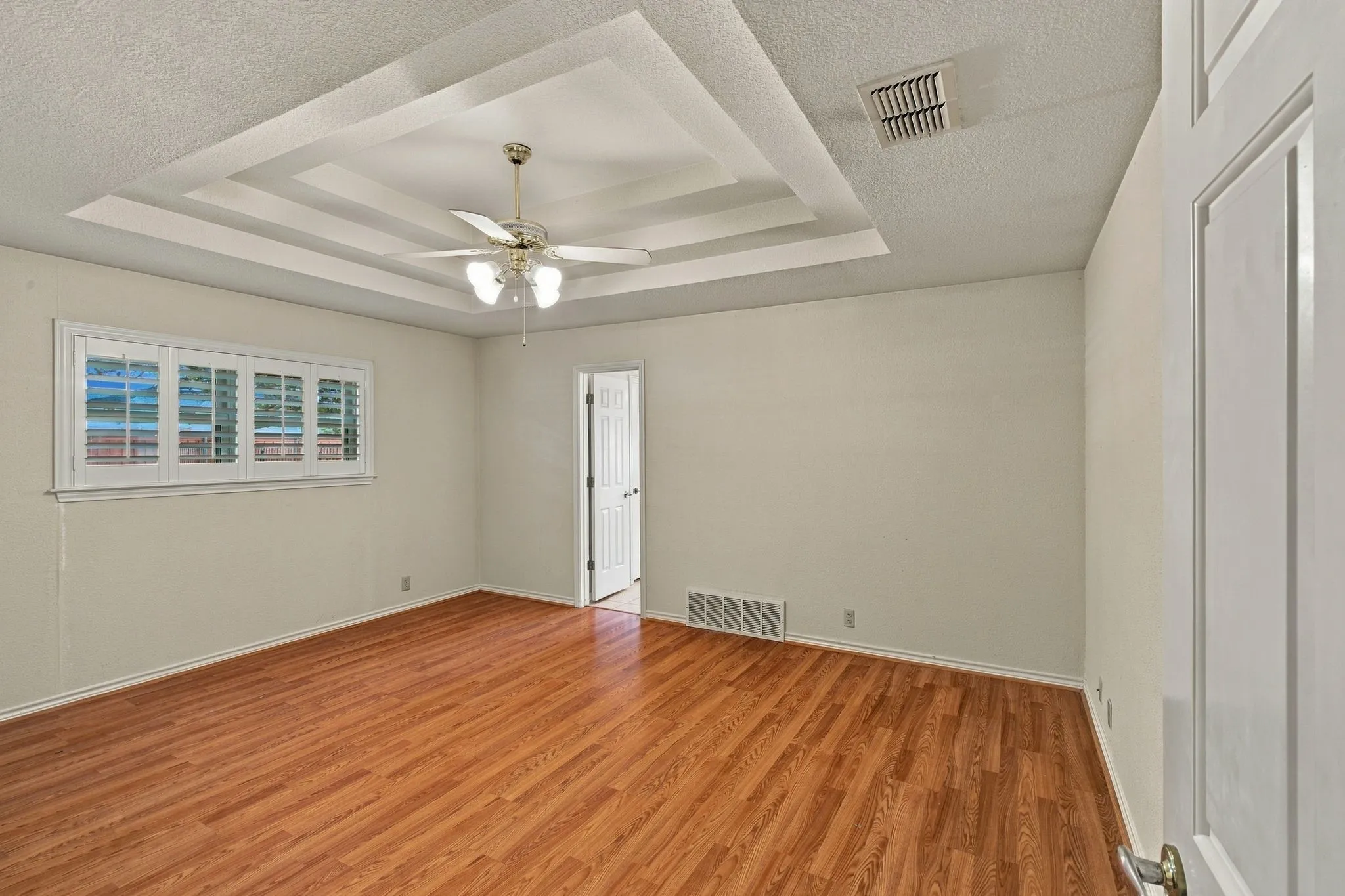Single Family Residence For Sale in Ellis County , 108 Chautauqua Drive, Waxahachie, Texas 75165, 3 Bedroom, 2 Bathroom, 2 Garage spaces, 2,201 Sqft, built in 1987, mls#21372722, Real Estate Agent in Waxahachie, Homes For Sale in Ellis county, Homes For Sale in Waxahachie, Realtor in Waxahachie Texas, Real Estate Brokerage Independent Realty Texas, Luminita Cordes Realtor