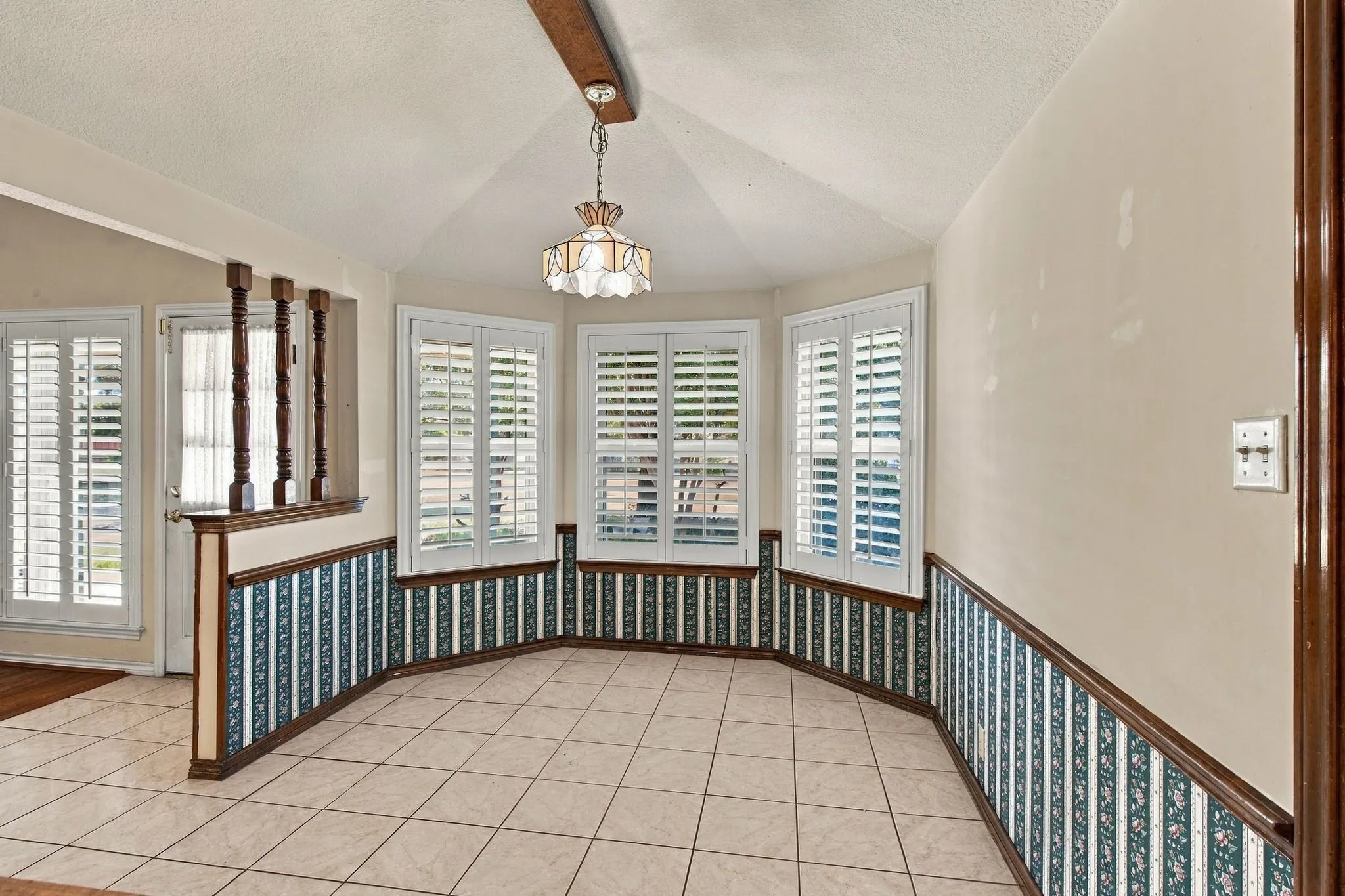 Single Family Residence For Sale in Ellis County , 108 Chautauqua Drive, Waxahachie, Texas 75165, 3 Bedroom, 2 Bathroom, 2 Garage spaces, 2,201 Sqft, built in 1987, mls#21372722, Real Estate Agent in Waxahachie, Homes For Sale in Ellis county, Homes For Sale in Waxahachie, Realtor in Waxahachie Texas, Real Estate Brokerage Independent Realty Texas, Luminita Cordes Realtor