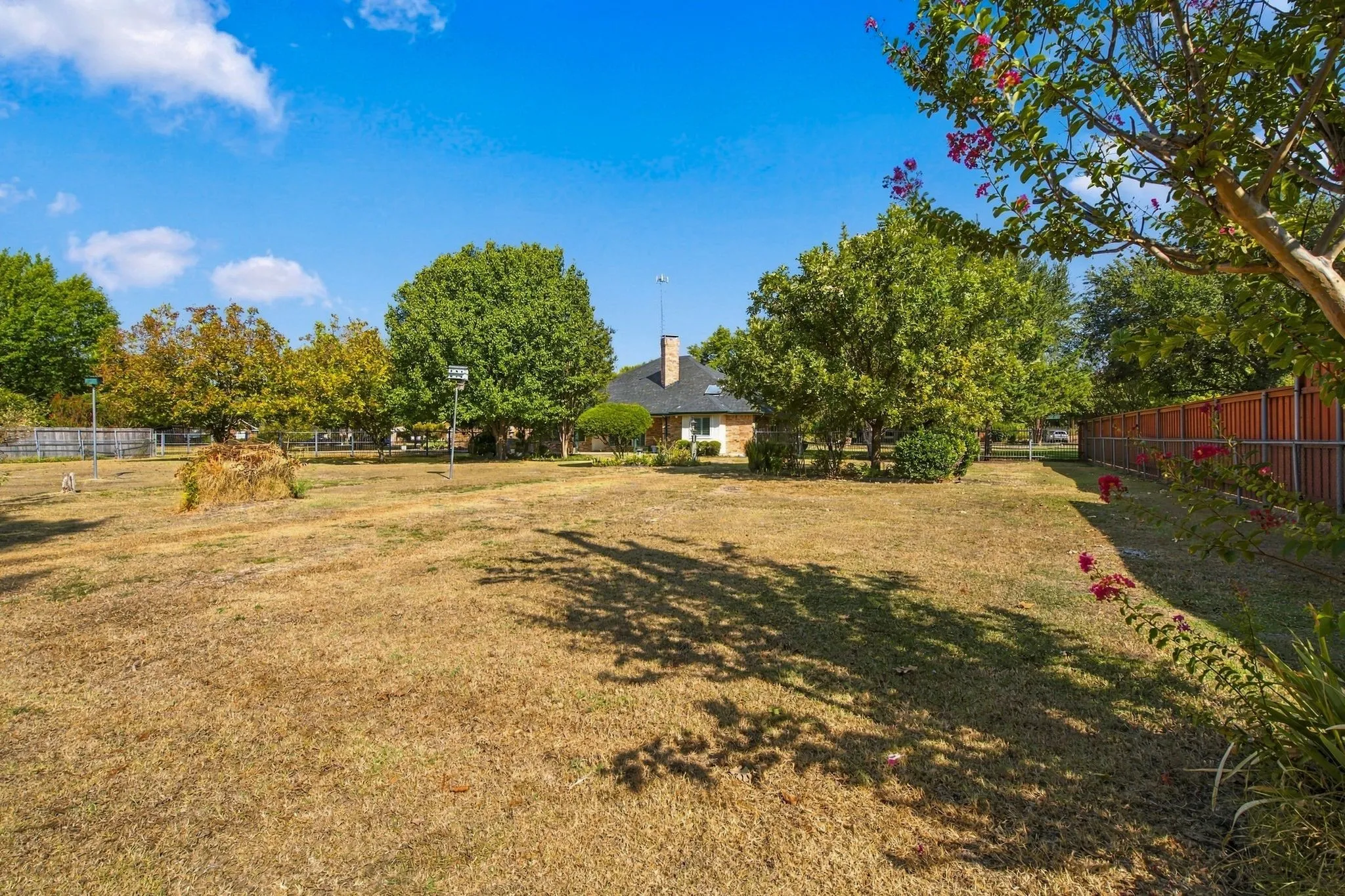 Single Family Residence For Sale in Ellis County , 108 Chautauqua Drive, Waxahachie, Texas 75165, 3 Bedroom, 2 Bathroom, 2 Garage spaces, 2,201 Sqft, built in 1987, mls#21372722, Real Estate Agent in Waxahachie, Homes For Sale in Ellis county, Homes For Sale in Waxahachie, Realtor in Waxahachie Texas, Real Estate Brokerage Independent Realty Texas, Luminita Cordes Realtor