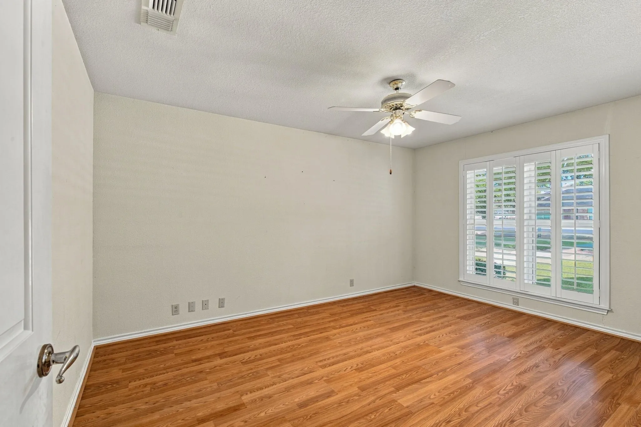 Single Family Residence For Sale in Ellis County , 108 Chautauqua Drive, Waxahachie, Texas 75165, 3 Bedroom, 2 Bathroom, 2 Garage spaces, 2,201 Sqft, built in 1987, mls#21372722, Real Estate Agent in Waxahachie, Homes For Sale in Ellis county, Homes For Sale in Waxahachie, Realtor in Waxahachie Texas, Real Estate Brokerage Independent Realty Texas, Luminita Cordes Realtor