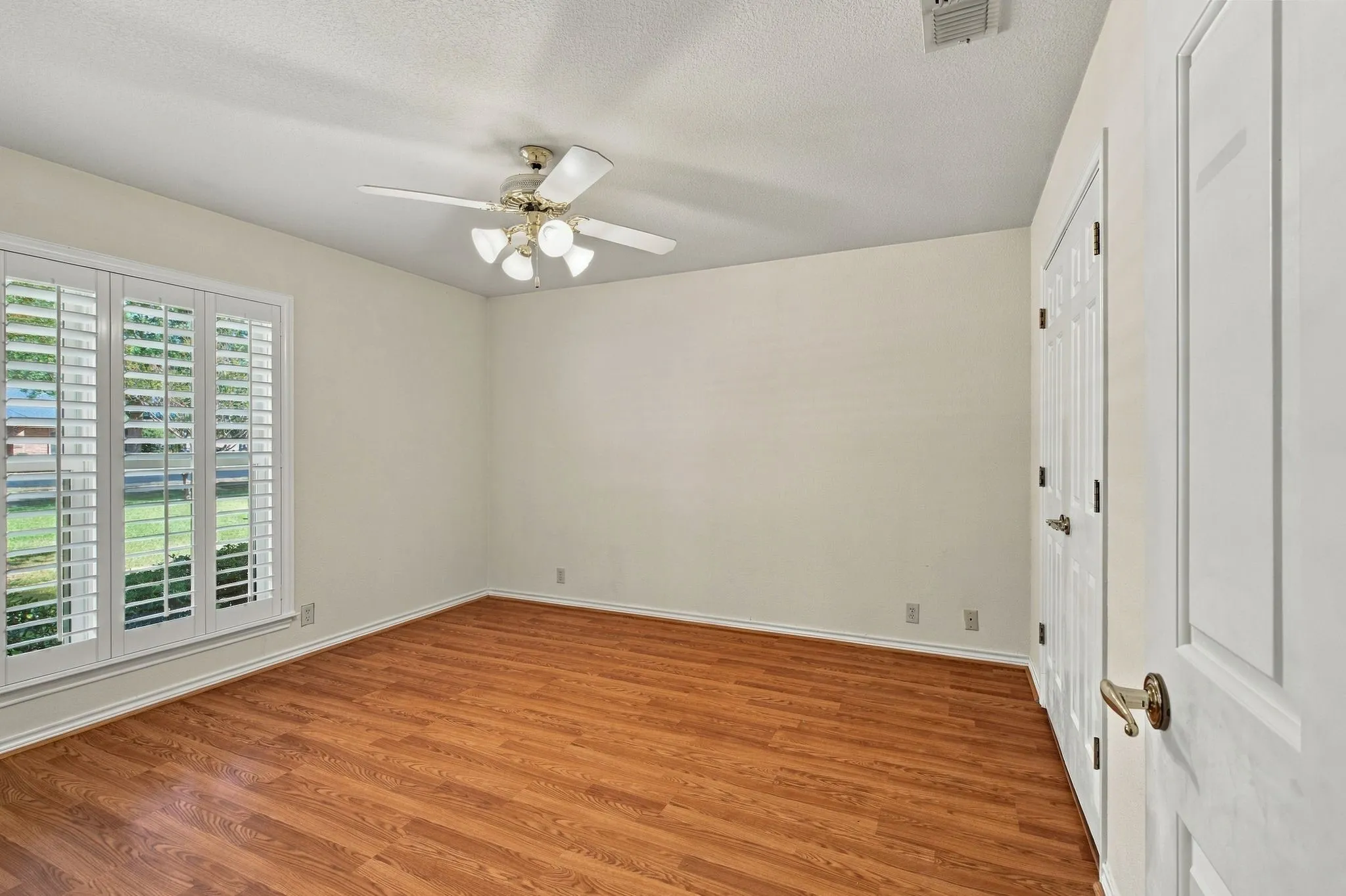 Single Family Residence For Sale in Ellis County , 108 Chautauqua Drive, Waxahachie, Texas 75165, 3 Bedroom, 2 Bathroom, 2 Garage spaces, 2,201 Sqft, built in 1987, mls#21372722, Real Estate Agent in Waxahachie, Homes For Sale in Ellis county, Homes For Sale in Waxahachie, Realtor in Waxahachie Texas, Real Estate Brokerage Independent Realty Texas, Luminita Cordes Realtor