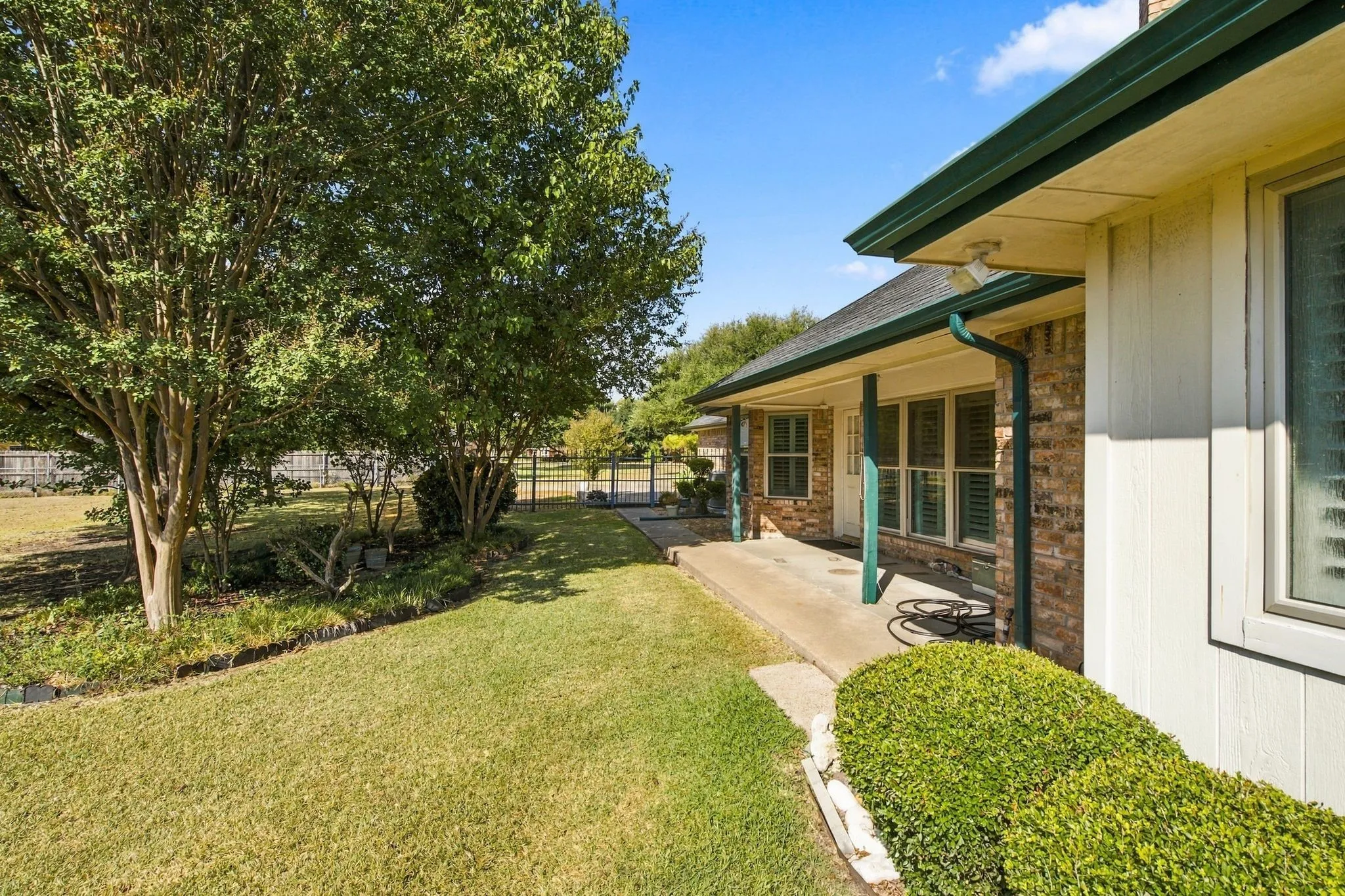 Single Family Residence For Sale in Ellis County , 108 Chautauqua Drive, Waxahachie, Texas 75165, 3 Bedroom, 2 Bathroom, 2 Garage spaces, 2,201 Sqft, built in 1987, mls#21372722, Real Estate Agent in Waxahachie, Homes For Sale in Ellis county, Homes For Sale in Waxahachie, Realtor in Waxahachie Texas, Real Estate Brokerage Independent Realty Texas, Luminita Cordes Realtor