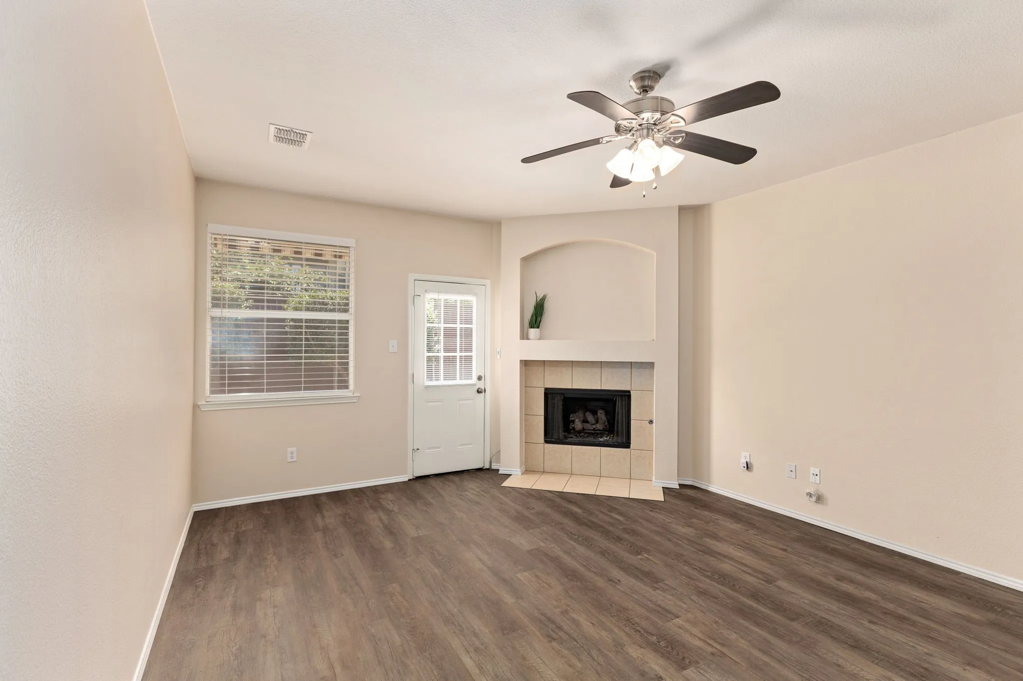 Single Family Residence For Rent in Collin County , 3905 Hawkins Drive, Mc Kinney, Texas 75072, 3 Bedroom, 2 Bathroom, 2 Garage spaces, 1,844 Sqft, built in 2001, mls#21370973, Real Estate Agent in Mc Kinney, Homes For Rent in Collin county, Homes For Rent in Mc Kinney, Realtor in Mc Kinney Texas, Real Estate Brokerage Independent Realty Texas, Luminita Cordes Realtor