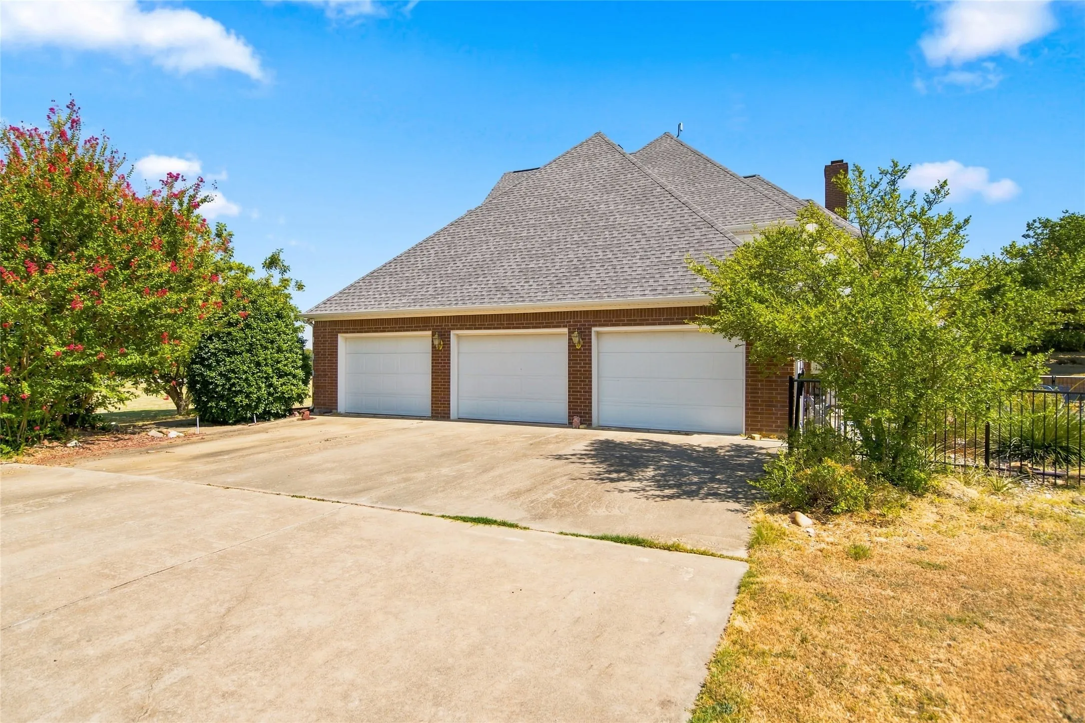 Single Family Residence For Sale in Fannin County , 16582 US Highway 82 E, Honey Grove, Texas 75446, 3 Bedroom, 3 Bathroom, 3 Garage spaces, 3,600 Sqft, built in 2000, mls#21370087, Real Estate Agent in Honey Grove, Homes For Sale in Fannin county, Homes For Sale in Honey Grove, Realtor in Honey Grove Texas, Real Estate Brokerage Independent Realty Texas, Luminita Cordes Realtor