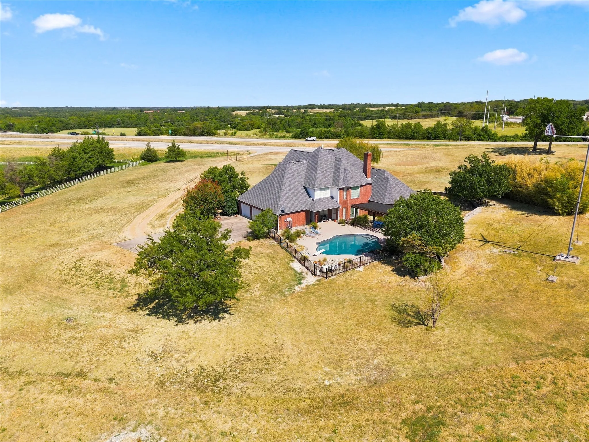 Single Family Residence For Sale in Fannin County , 16582 US Highway 82 E, Honey Grove, Texas 75446, 3 Bedroom, 3 Bathroom, 3 Garage spaces, 3,600 Sqft, built in 2000, mls#21370087, Real Estate Agent in Honey Grove, Homes For Sale in Fannin county, Homes For Sale in Honey Grove, Realtor in Honey Grove Texas, Real Estate Brokerage Independent Realty Texas, Luminita Cordes Realtor