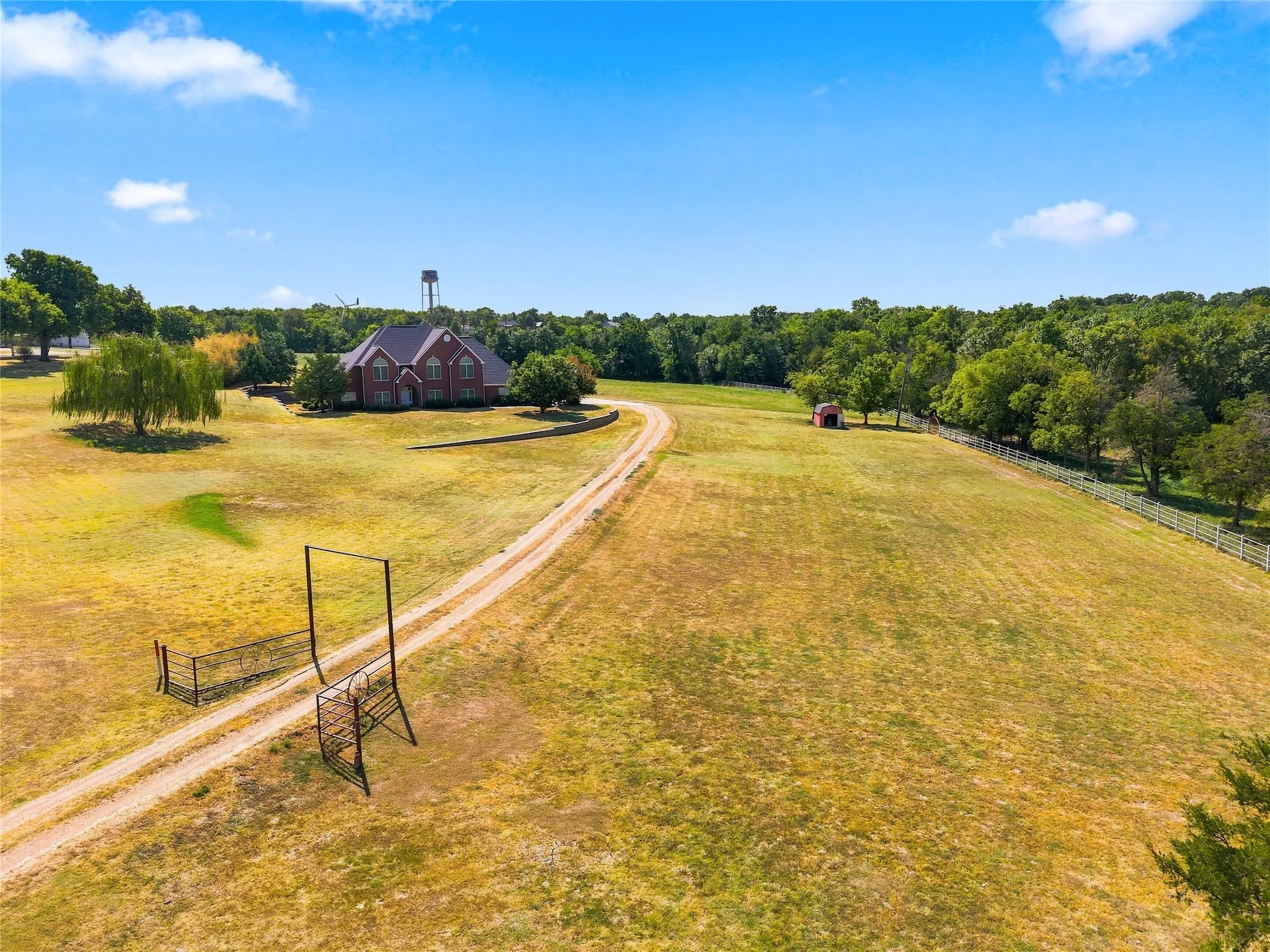 Single Family Residence For Sale in Fannin County , 16582 US Highway 82 E, Honey Grove, Texas 75446, 3 Bedroom, 3 Bathroom, 3 Garage spaces, 3,600 Sqft, built in 2000, mls#21370087, Real Estate Agent in Honey Grove, Homes For Sale in Fannin county, Homes For Sale in Honey Grove, Realtor in Honey Grove Texas, Real Estate Brokerage Independent Realty Texas, Luminita Cordes Realtor