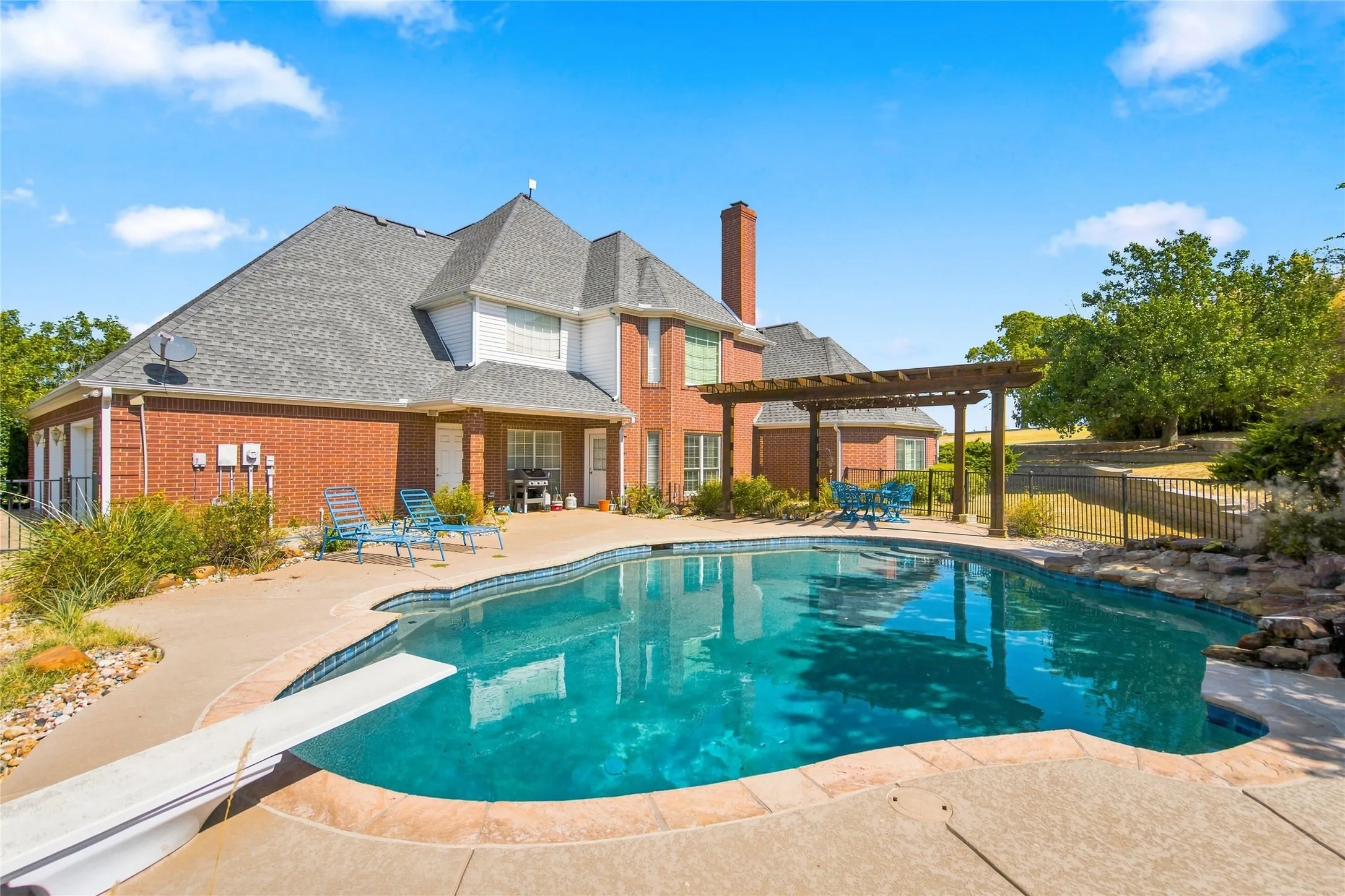 Single Family Residence For Sale in Fannin County , 16582 US Highway 82 E, Honey Grove, Texas 75446, 3 Bedroom, 3 Bathroom, 3 Garage spaces, 3,600 Sqft, built in 2000, mls#21370087, Real Estate Agent in Honey Grove, Homes For Sale in Fannin county, Homes For Sale in Honey Grove, Realtor in Honey Grove Texas, Real Estate Brokerage Independent Realty Texas, Luminita Cordes Realtor
