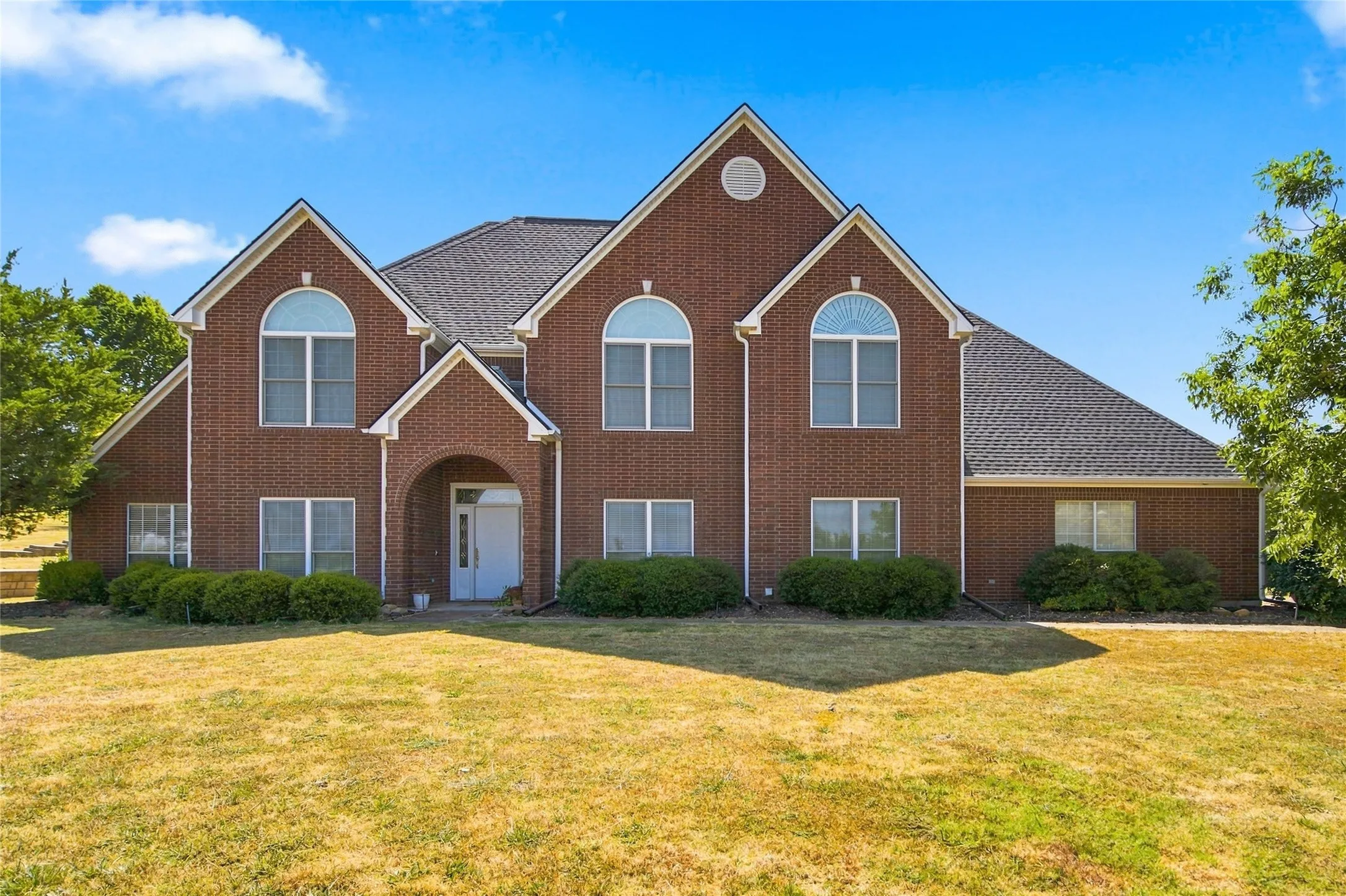 Single Family Residence For Sale in Fannin County , 16582 US Highway 82 E, Honey Grove, Texas 75446, 3 Bedroom, 3 Bathroom, 3 Garage spaces, 3,600 Sqft, built in 2000, mls#21370087, Real Estate Agent in Honey Grove, Homes For Sale in Fannin county, Homes For Sale in Honey Grove, Realtor in Honey Grove Texas, Real Estate Brokerage Independent Realty Texas, Luminita Cordes Realtor