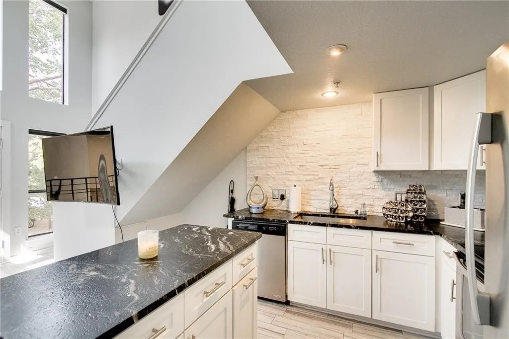 Condominium For Rent in Dallas County , 5111 Manett Street 203, Dallas, Texas 75206, 1 Bedroom, 1 Bathroom, Garage spaces, 730 Sqft, built in 2001, mls#21372729, Real Estate Agent in Dallas, Homes For Rent in Dallas county, Homes For Rent in Dallas, Realtor in Dallas Texas, Real Estate Brokerage Independent Realty Texas, Luminita Cordes Realtor