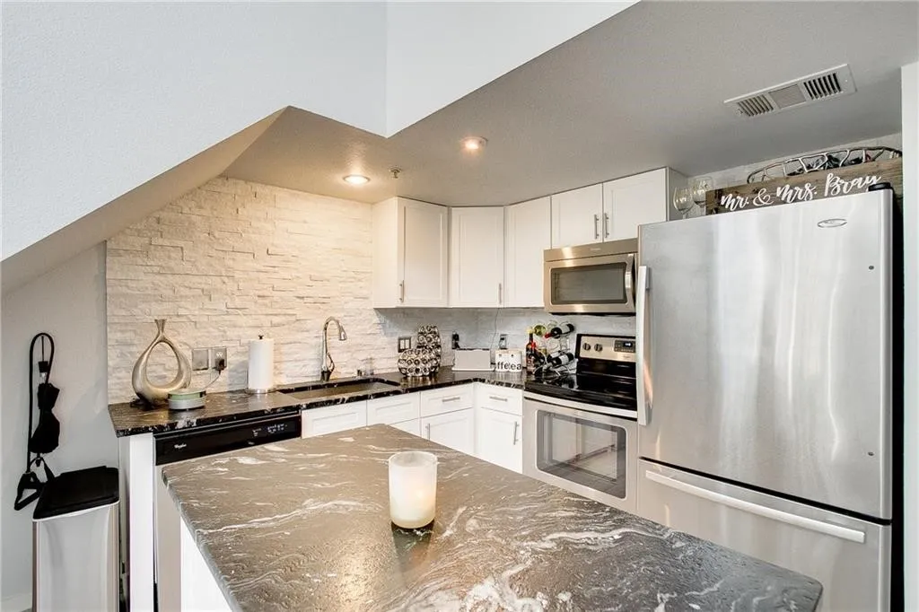 Condominium For Rent in Dallas County , 5111 Manett Street 203, Dallas, Texas 75206, 1 Bedroom, 1 Bathroom, Garage spaces, 730 Sqft, built in 2001, mls#21372729, Real Estate Agent in Dallas, Homes For Rent in Dallas county, Homes For Rent in Dallas, Realtor in Dallas Texas, Real Estate Brokerage Independent Realty Texas, Luminita Cordes Realtor