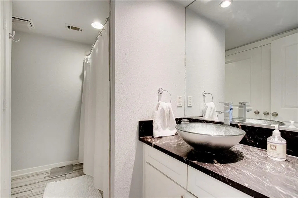 Condominium For Rent in Dallas County , 5111 Manett Street 203, Dallas, Texas 75206, 1 Bedroom, 1 Bathroom, Garage spaces, 730 Sqft, built in 2001, mls#21372729, Real Estate Agent in Dallas, Homes For Rent in Dallas county, Homes For Rent in Dallas, Realtor in Dallas Texas, Real Estate Brokerage Independent Realty Texas, Luminita Cordes Realtor