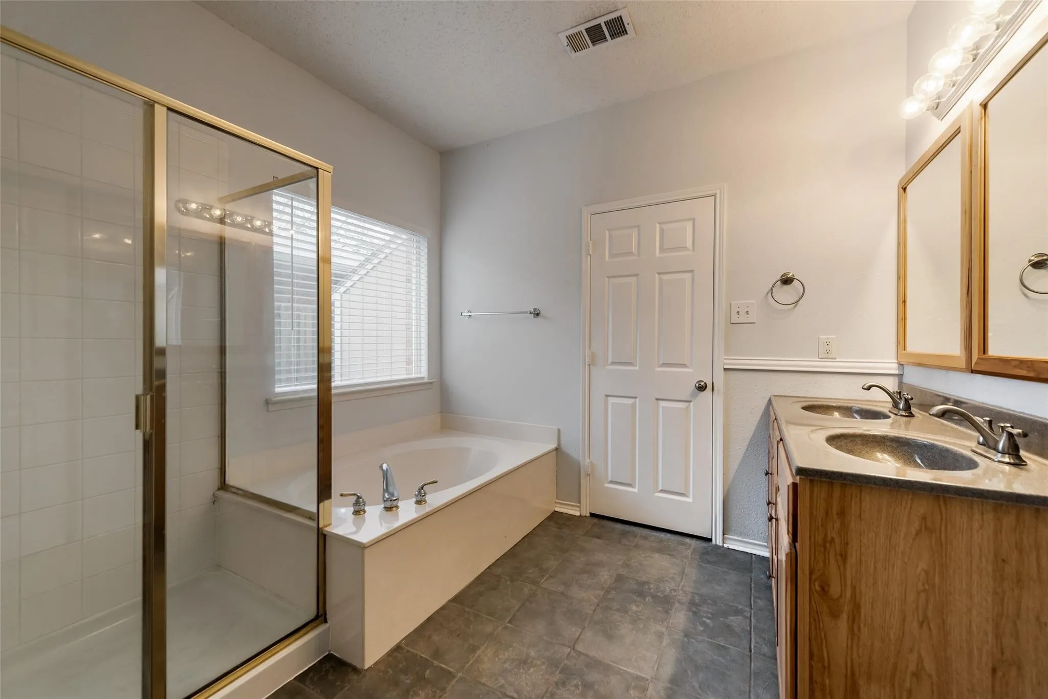 Single Family Residence For Rent in Rockwall County , 913 Wisperwood Drive, Rockwall, Texas 75087, 4 Bedroom, 3 Bathroom, 2 Garage spaces, 2,795 Sqft, built in 2000, mls#21367398, Real Estate Agent in Rockwall, Homes For Rent in Rockwall county, Homes For Rent in Rockwall, Realtor in Rockwall Texas, Real Estate Brokerage Independent Realty Texas, Luminita Cordes Realtor