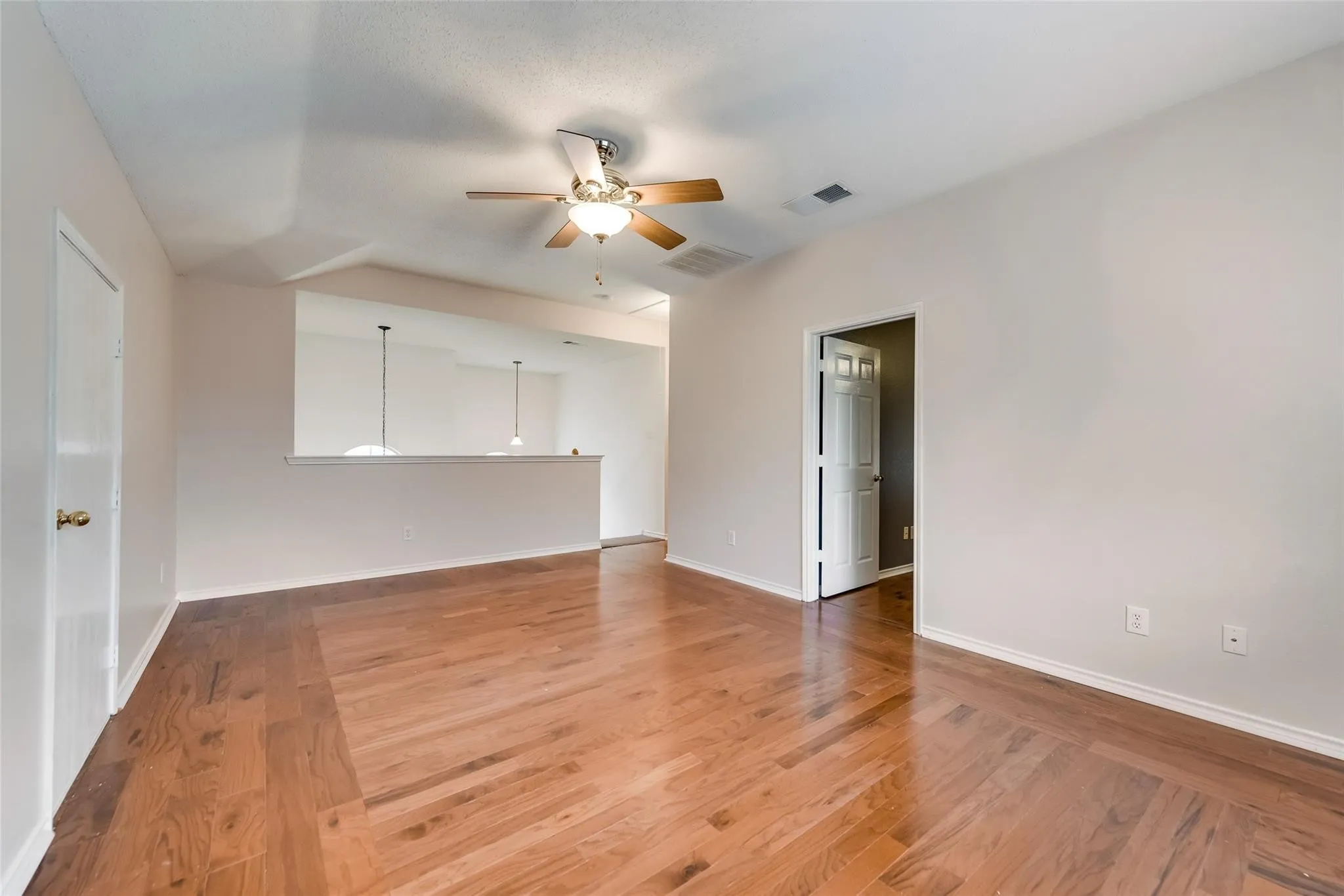 Single Family Residence For Rent in Rockwall County , 913 Wisperwood Drive, Rockwall, Texas 75087, 4 Bedroom, 3 Bathroom, 2 Garage spaces, 2,795 Sqft, built in 2000, mls#21367398, Real Estate Agent in Rockwall, Homes For Rent in Rockwall county, Homes For Rent in Rockwall, Realtor in Rockwall Texas, Real Estate Brokerage Independent Realty Texas, Luminita Cordes Realtor