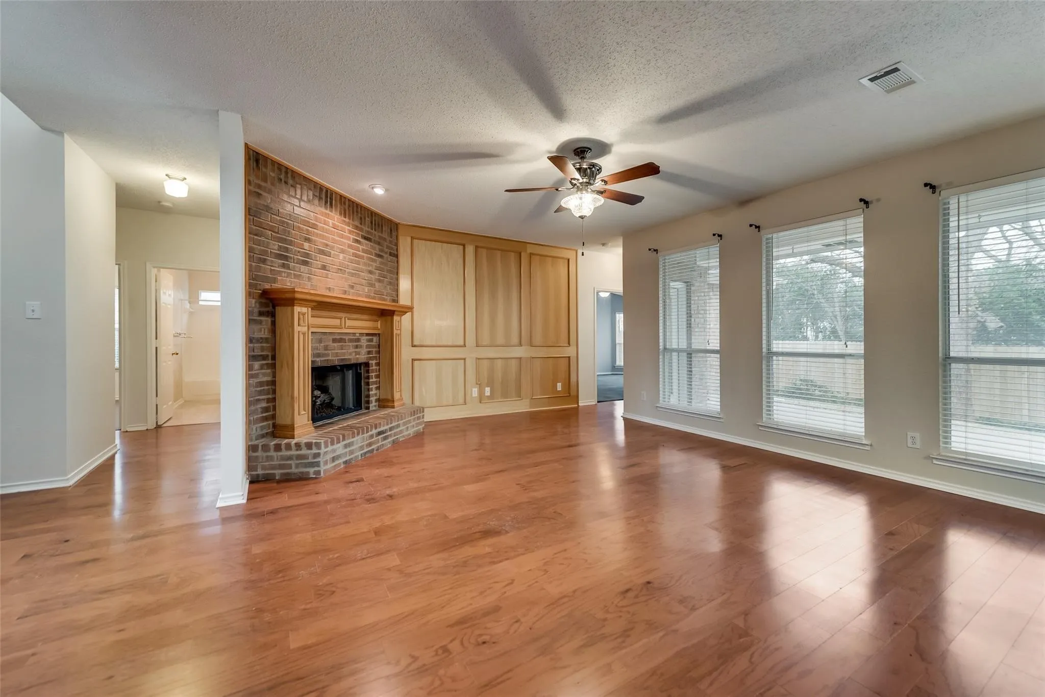Single Family Residence For Rent in Rockwall County , 913 Wisperwood Drive, Rockwall, Texas 75087, 4 Bedroom, 3 Bathroom, 2 Garage spaces, 2,795 Sqft, built in 2000, mls#21367398, Real Estate Agent in Rockwall, Homes For Rent in Rockwall county, Homes For Rent in Rockwall, Realtor in Rockwall Texas, Real Estate Brokerage Independent Realty Texas, Luminita Cordes Realtor