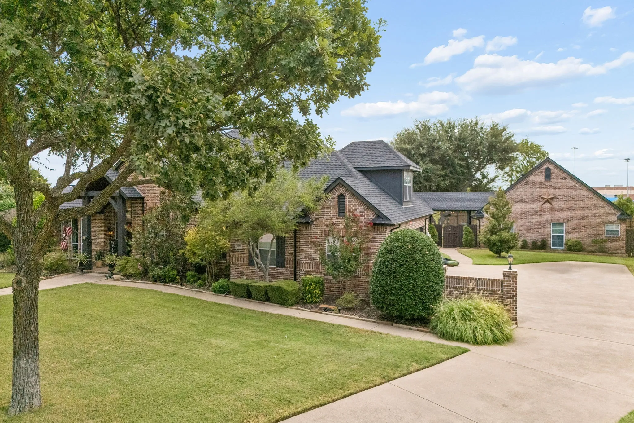 Single Family Residence For Sale in Ellis County , 2430 Savanna Circle, Midlothian, Texas 76065, 4 Bedroom, 3 Bathroom, 3 Garage spaces, 3,868 Sqft, built in 2001, mls#21372726, Real Estate Agent in Midlothian, Homes For Sale in Ellis county, Homes For Sale in Midlothian, Realtor in Midlothian Texas, Real Estate Brokerage Independent Realty Texas, Luminita Cordes Realtor